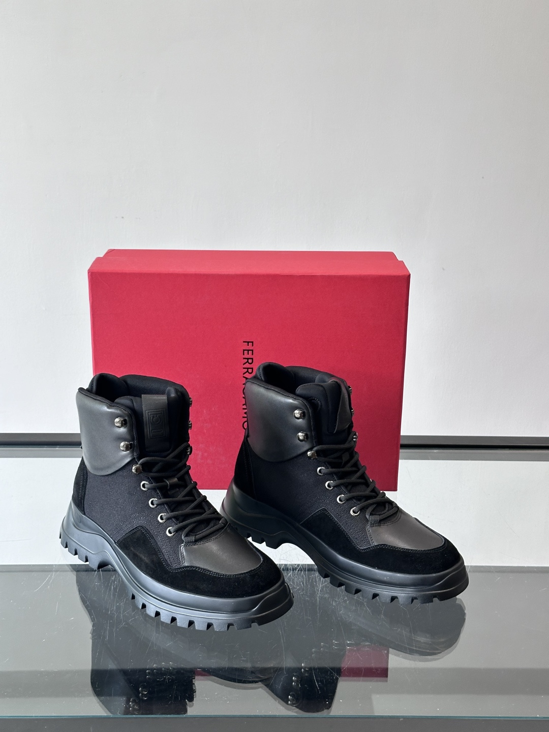 Ferragamo这款厚底系带短靴，麂皮+织物拼接，质感细腻又透气，黑色橡胶厚底耐磨抓地力强，户外日常都