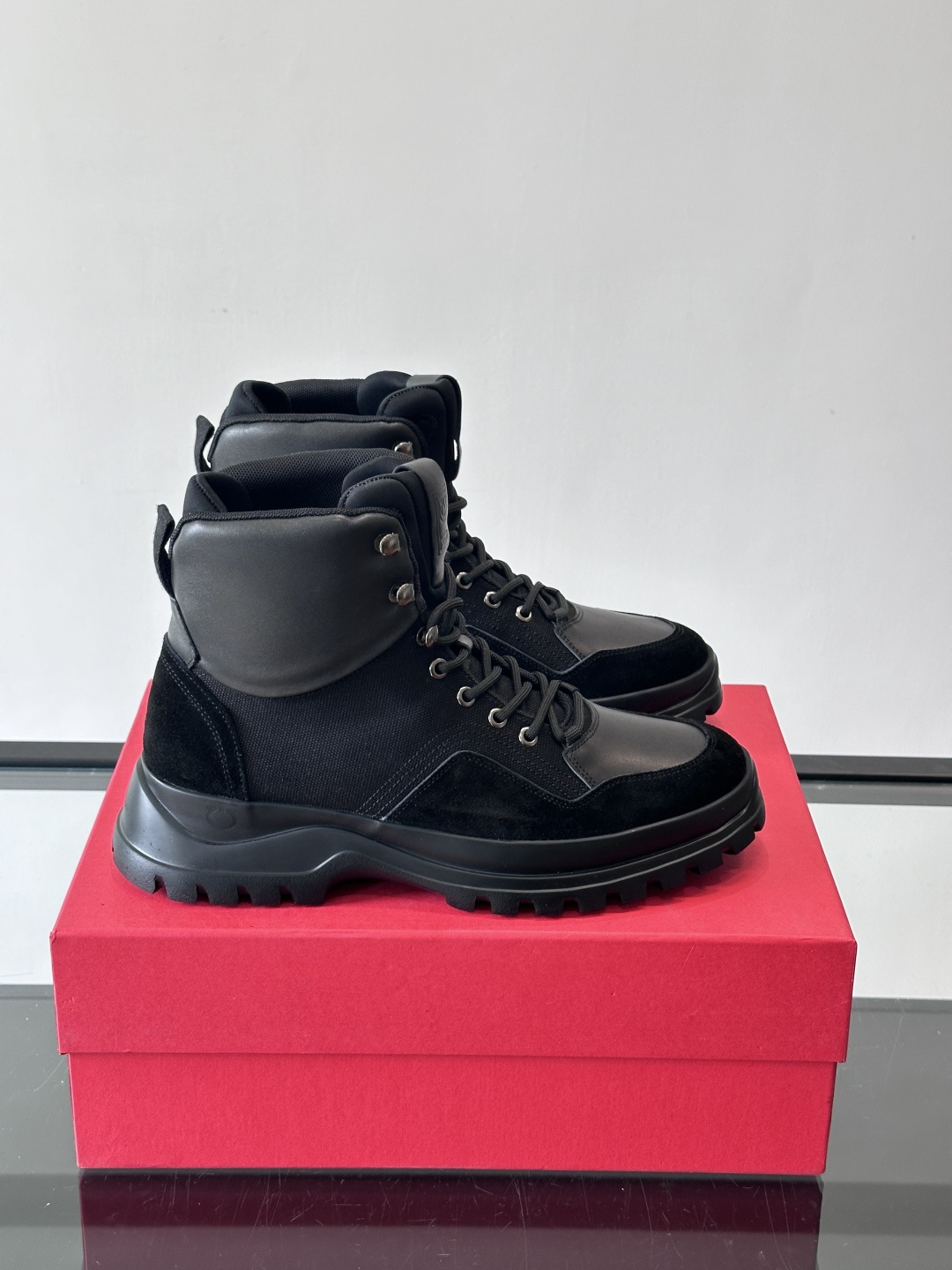 Ferragamo这款厚底系带短靴，麂皮+织物拼接，质感细腻又透气，黑色橡胶厚底耐磨抓地力强，户外日常都