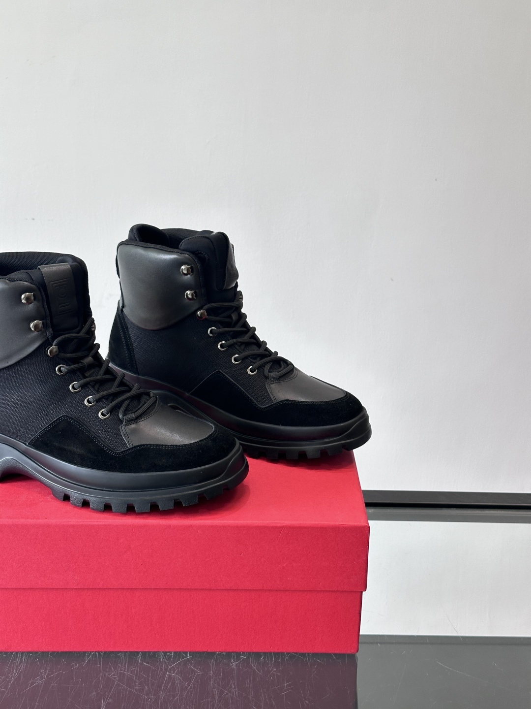 Ferragamo这款厚底系带短靴，麂皮+织物拼接，质感细腻又透气，黑色橡胶厚底耐磨抓地力强，户外日常都