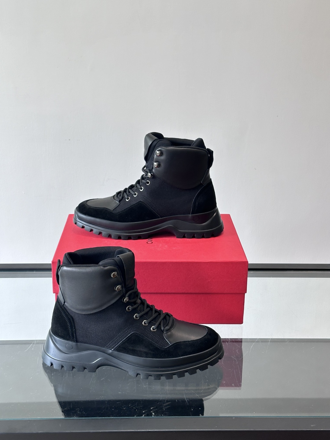 Ferragamo这款厚底系带短靴，麂皮+织物拼接，质感细腻又透气，黑色橡胶厚底耐磨抓地力强，户外日常都