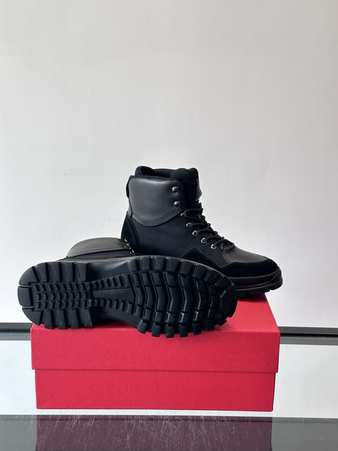 Ferragamo这款厚底系带短靴，麂皮+织物拼接，质感细腻又透气，黑色橡胶厚底耐磨抓地力强，户外日常都