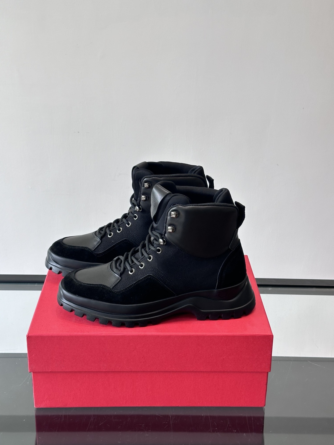 Ferragamo这款厚底系带短靴，麂皮+织物拼接，质感细腻又透气，黑色橡胶厚底耐磨抓地力强，户外日常都