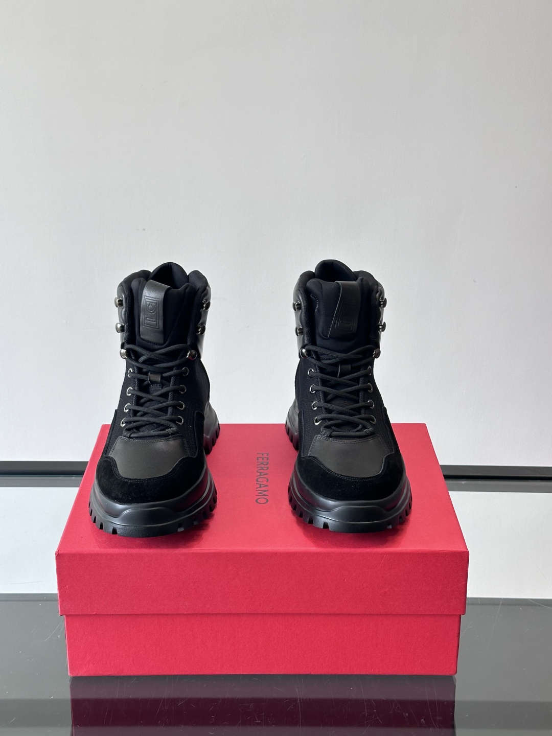 Ferragamo这款厚底系带短靴，麂皮+织物拼接，质感细腻又透气，黑色橡胶厚底耐磨抓地力强，户外日常都