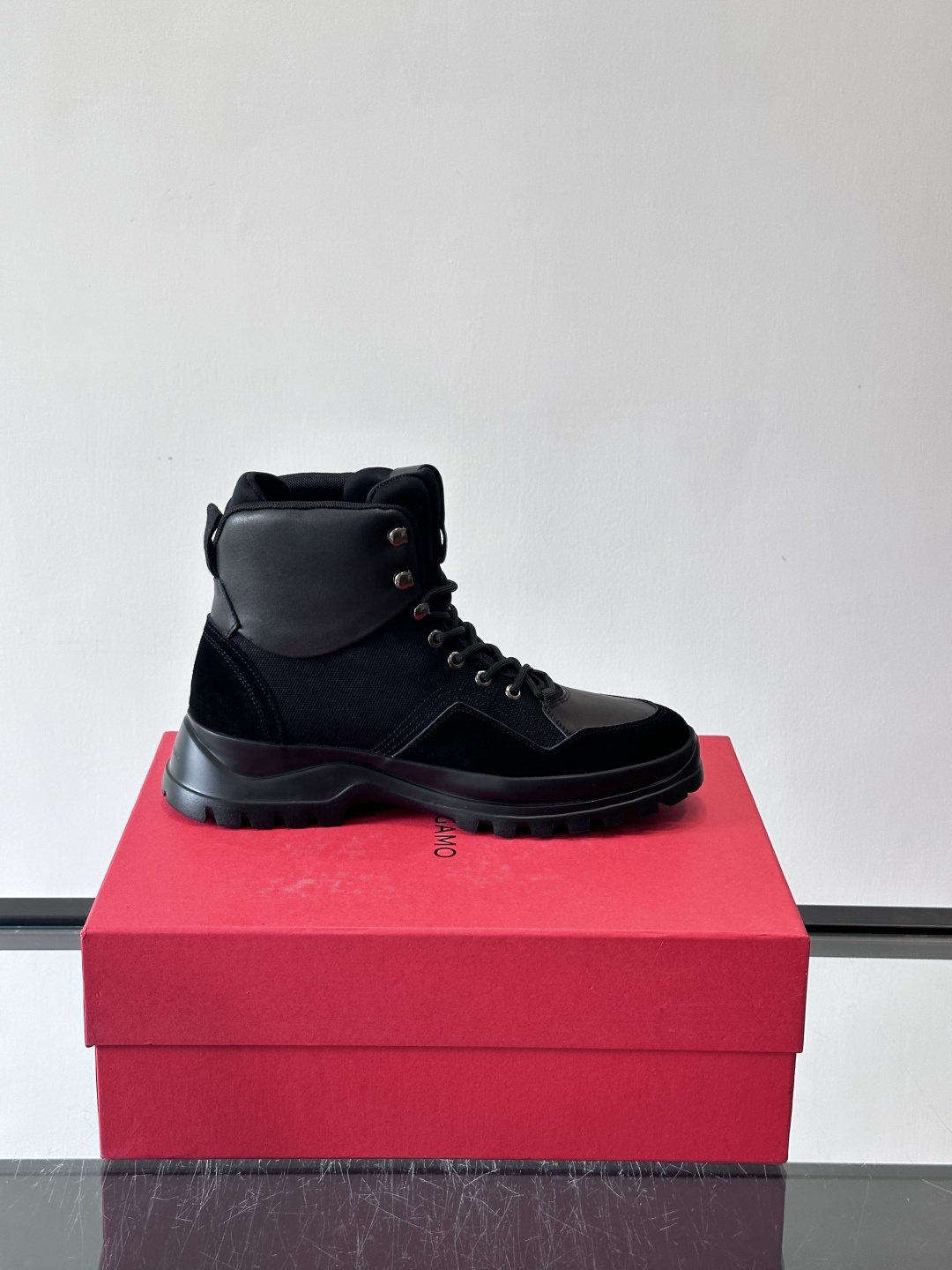 Ferragamo这款厚底系带短靴，麂皮+织物拼接，质感细腻又透气，黑色橡胶厚底耐磨抓地力强，户外日常都