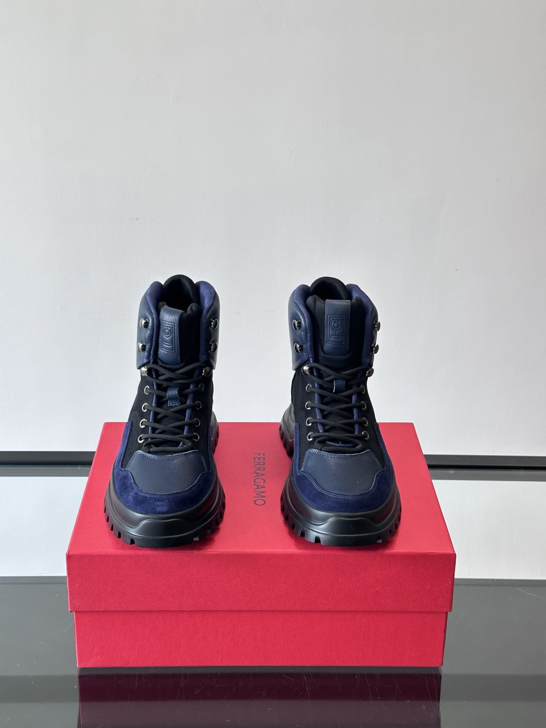 Ferragamo这款厚底系带短靴，麂皮+织物拼接，质感细腻又透气，黑色橡胶厚底耐磨抓地力强，户外日常都