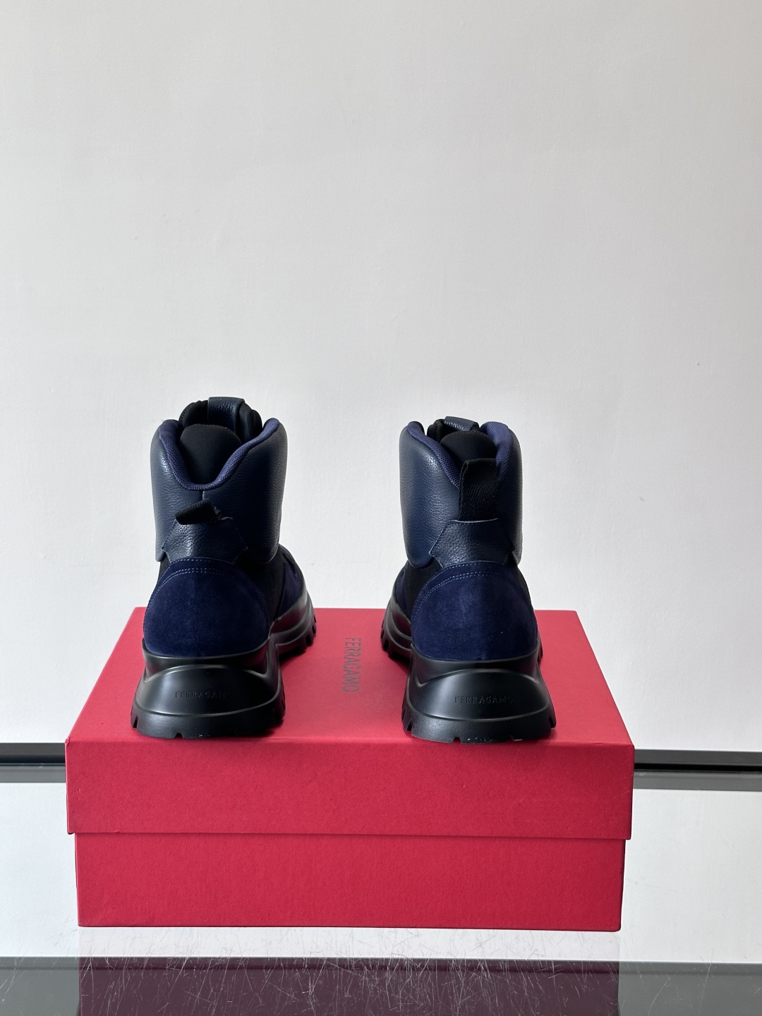 Ferragamo这款厚底系带短靴，麂皮+织物拼接，质感细腻又透气，黑色橡胶厚底耐磨抓地力强，户外日常都