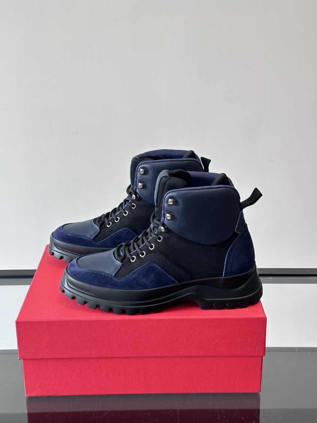 Ferragamo这款厚底系带短靴，麂皮+织物拼接，质感细腻又透气，黑色橡胶厚底耐磨抓地力强，户外日常都