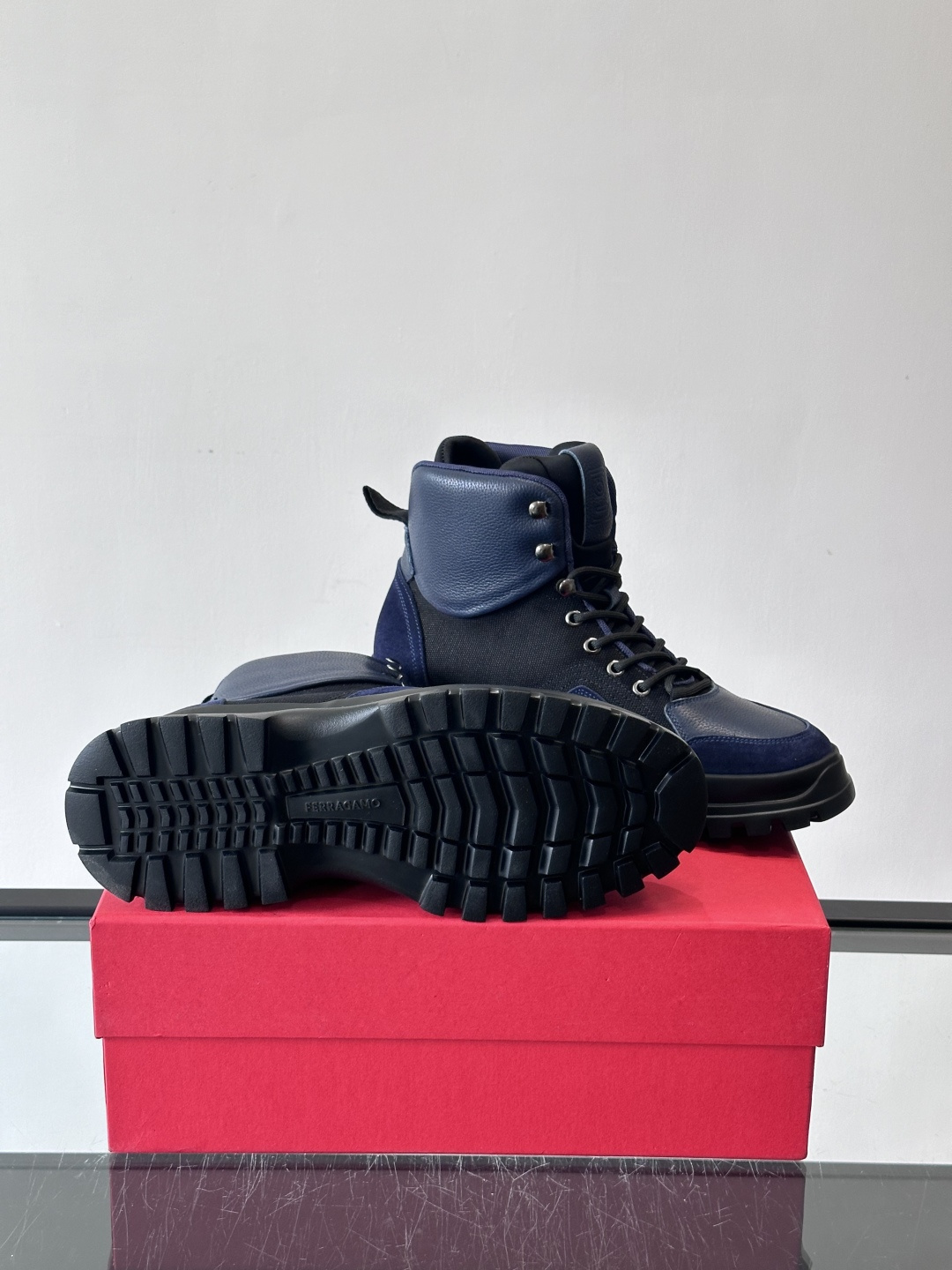 Ferragamo这款厚底系带短靴，麂皮+织物拼接，质感细腻又透气，黑色橡胶厚底耐磨抓地力强，户外日常都