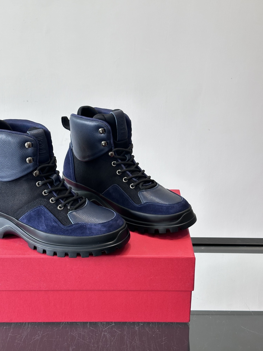 Ferragamo这款厚底系带短靴，麂皮+织物拼接，质感细腻又透气，黑色橡胶厚底耐磨抓地力强，户外日常都