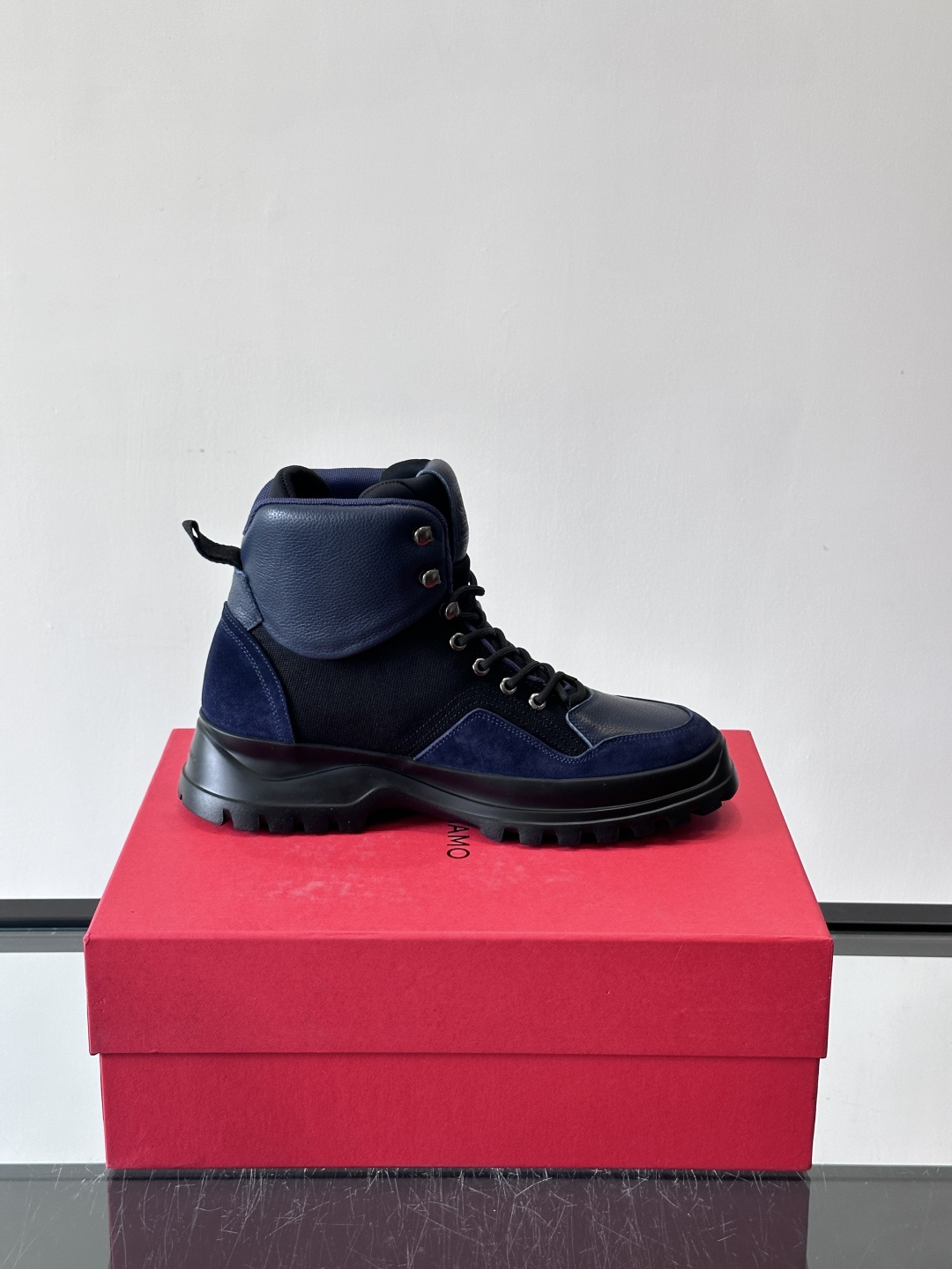 Ferragamo这款厚底系带短靴，麂皮+织物拼接，质感细腻又透气，黑色橡胶厚底耐磨抓地力强，户外日常都