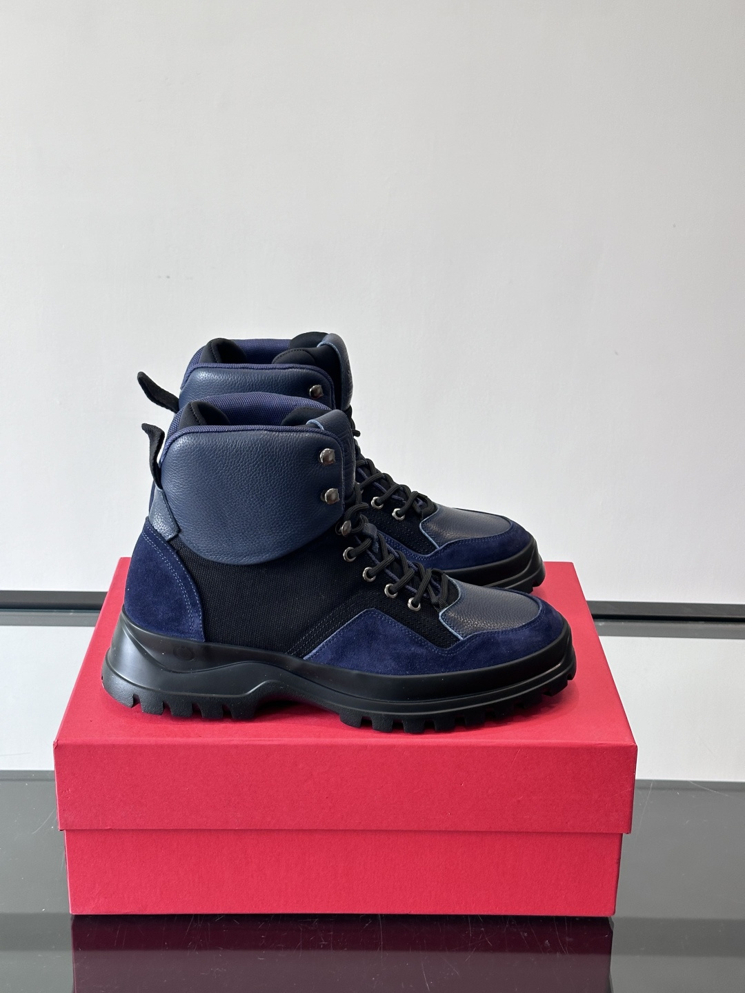 Ferragamo这款厚底系带短靴，麂皮+织物拼接，质感细腻又透气，黑色橡胶厚底耐磨抓地力强，户外日常都