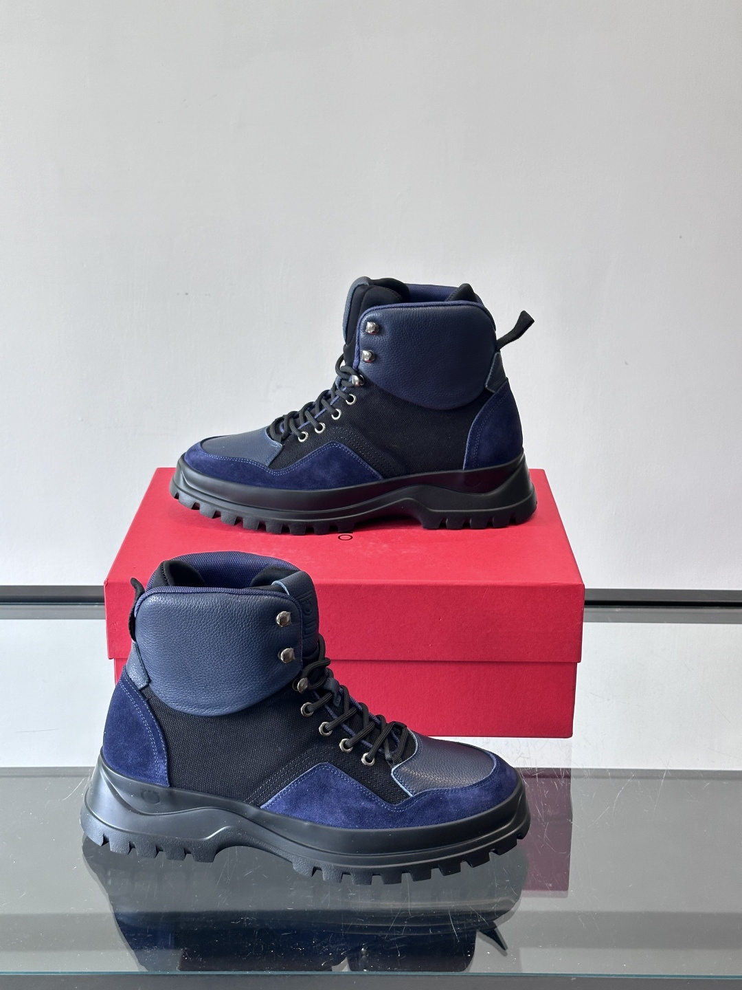 Ferragamo这款厚底系带短靴，麂皮+织物拼接，质感细腻又透气，黑色橡胶厚底耐磨抓地力强，户外日常都