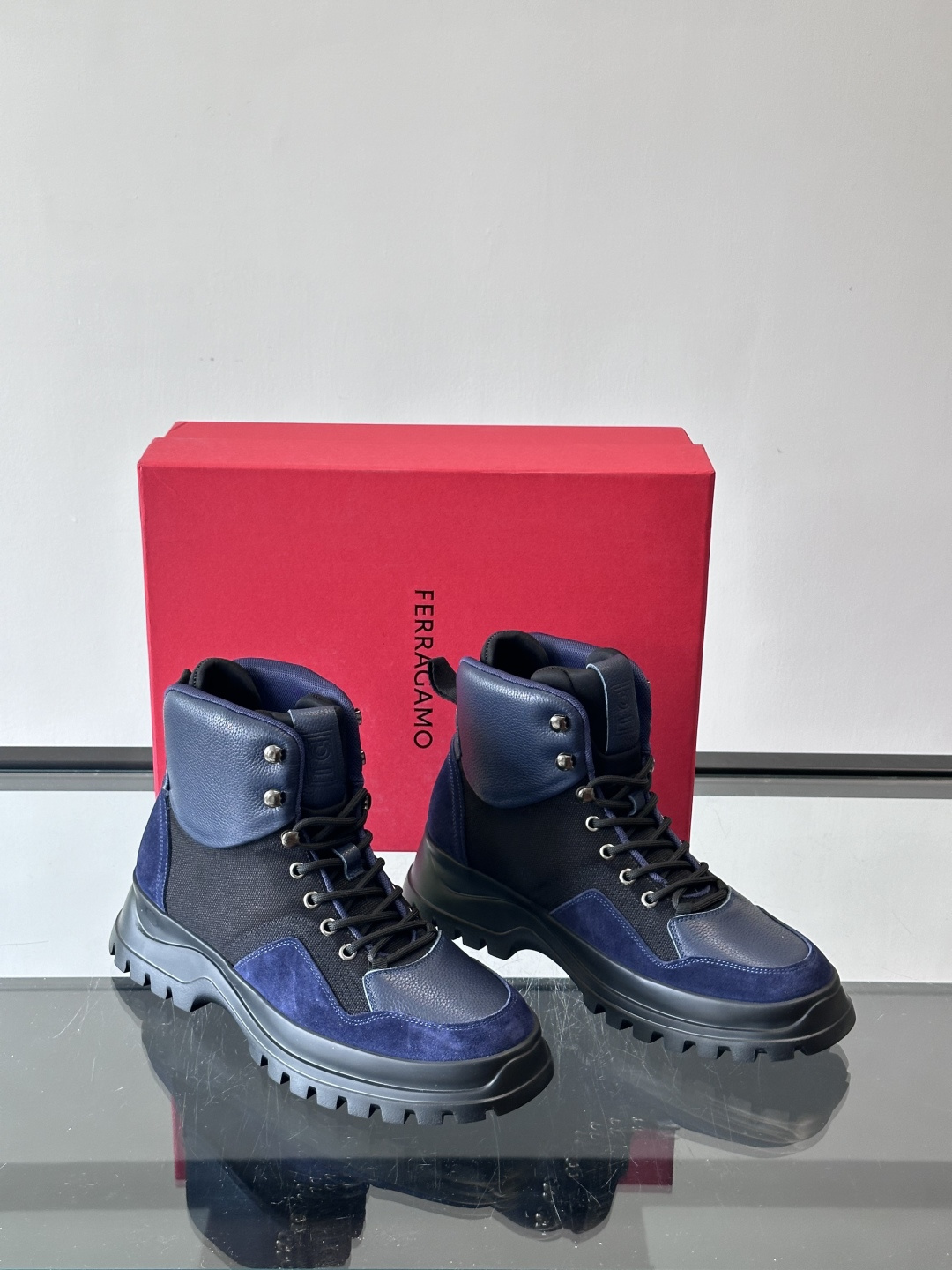 Ferragamo这款厚底系带短靴，麂皮+织物拼接，质感细腻又透气，黑色橡胶厚底耐磨抓地力强，户外日常都