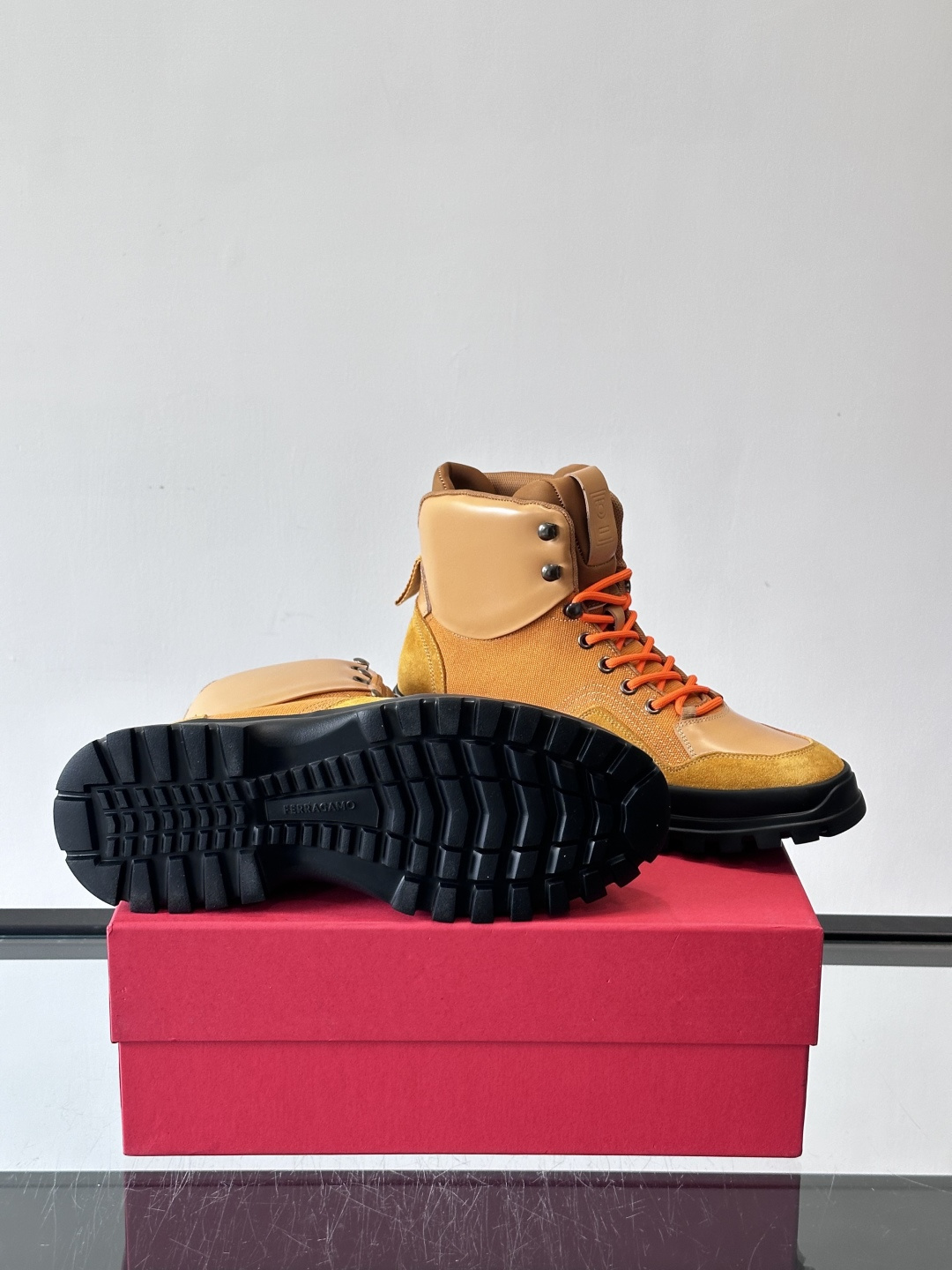 Ferragamo这款厚底系带短靴，麂皮+织物拼接，质感细腻又透气，黑色橡胶厚底耐磨抓地力强，户外日常都