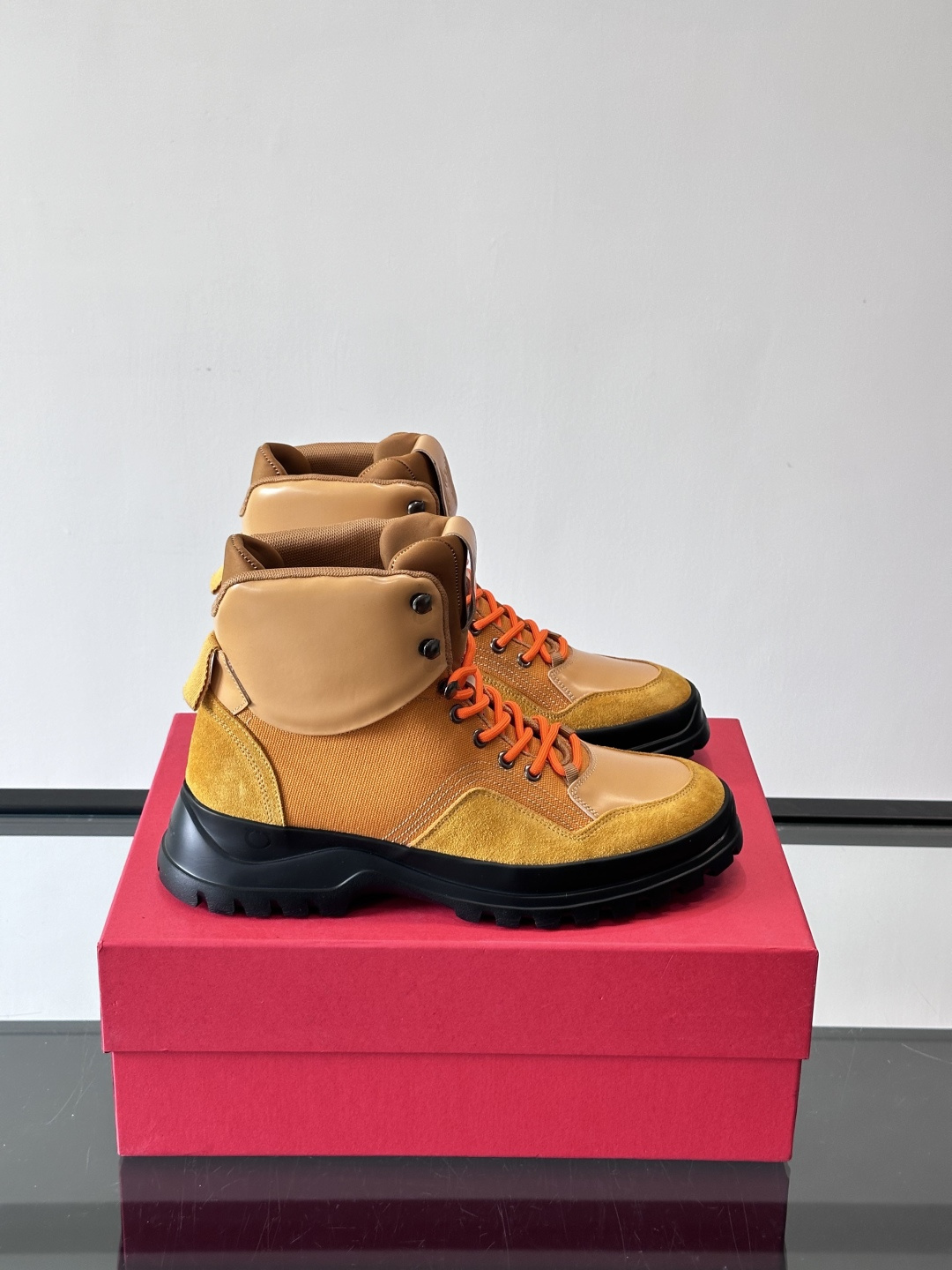 Ferragamo这款厚底系带短靴，麂皮+织物拼接，质感细腻又透气，黑色橡胶厚底耐磨抓地力强，户外日常都