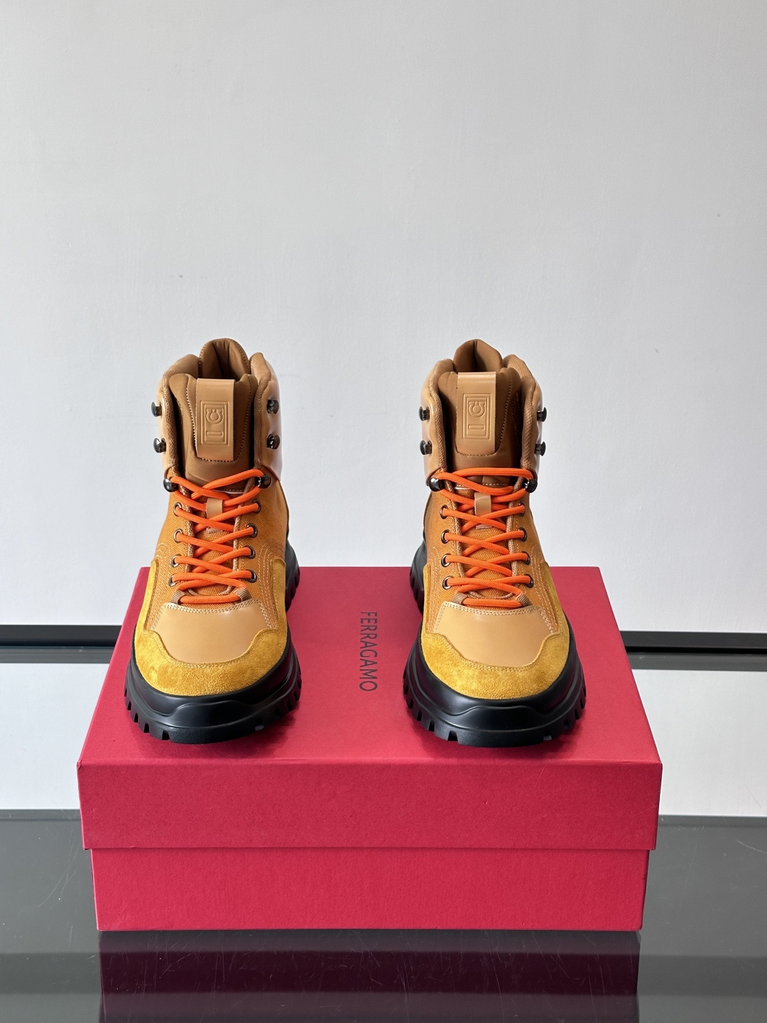 Ferragamo这款厚底系带短靴，麂皮+织物拼接，质感细腻又透气，黑色橡胶厚底耐磨抓地力强，户外日常都