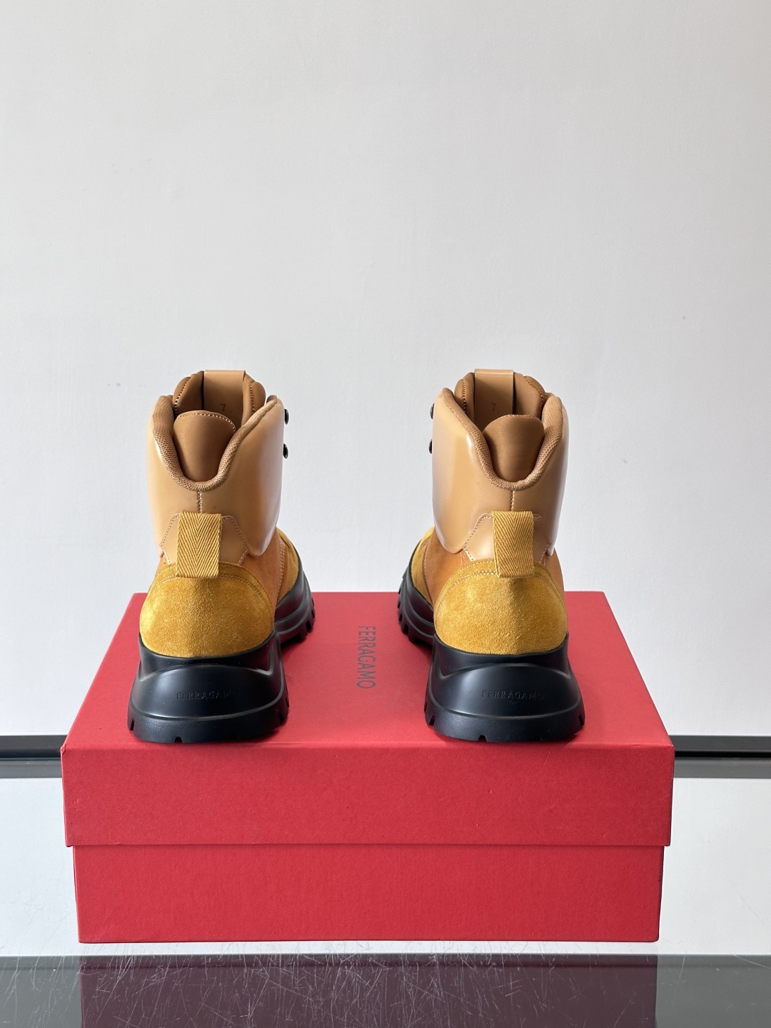 Ferragamo这款厚底系带短靴，麂皮+织物拼接，质感细腻又透气，黑色橡胶厚底耐磨抓地力强，户外日常都