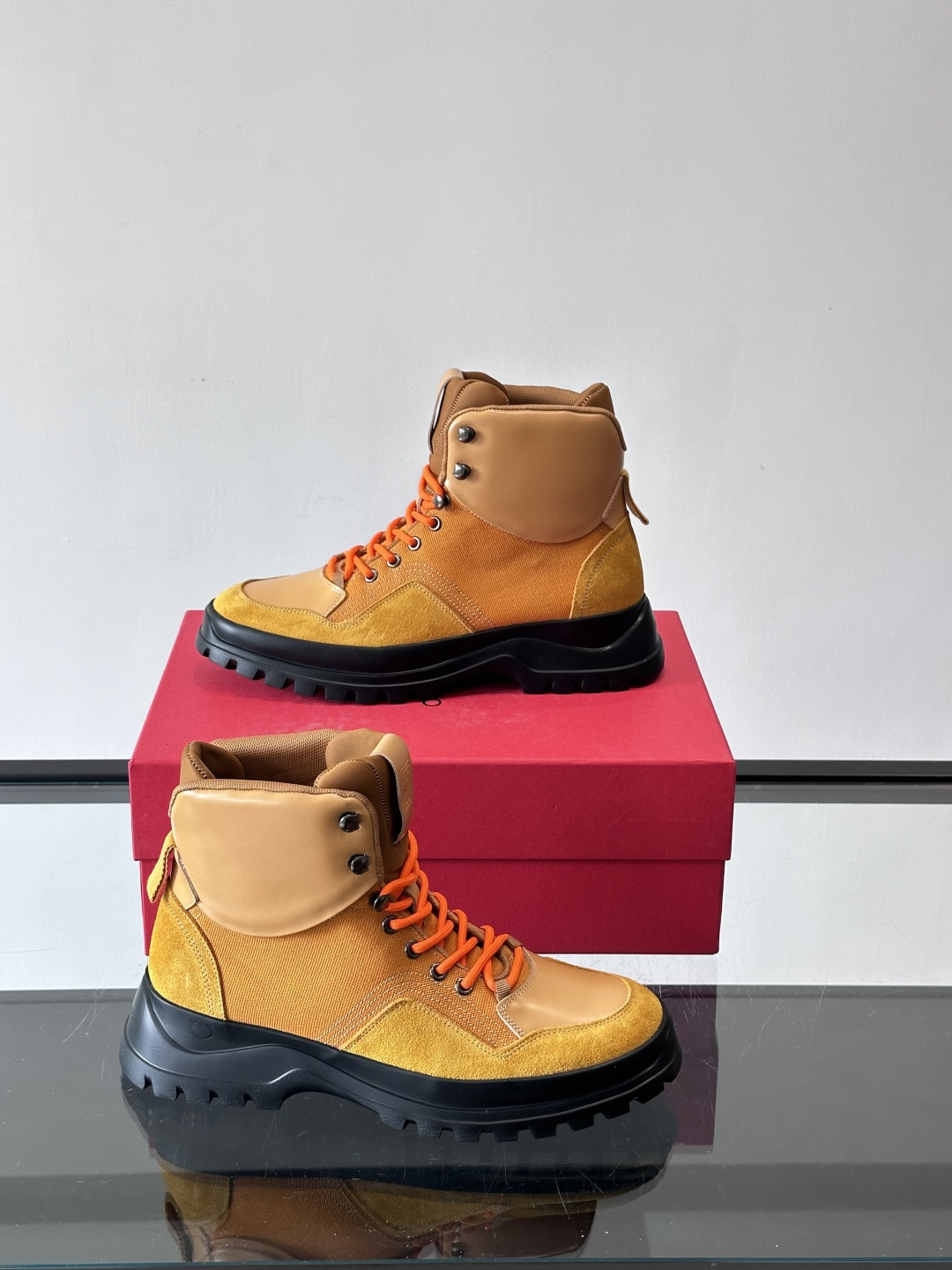 Ferragamo这款厚底系带短靴，麂皮+织物拼接，质感细腻又透气，黑色橡胶厚底耐磨抓地力强，户外日常都