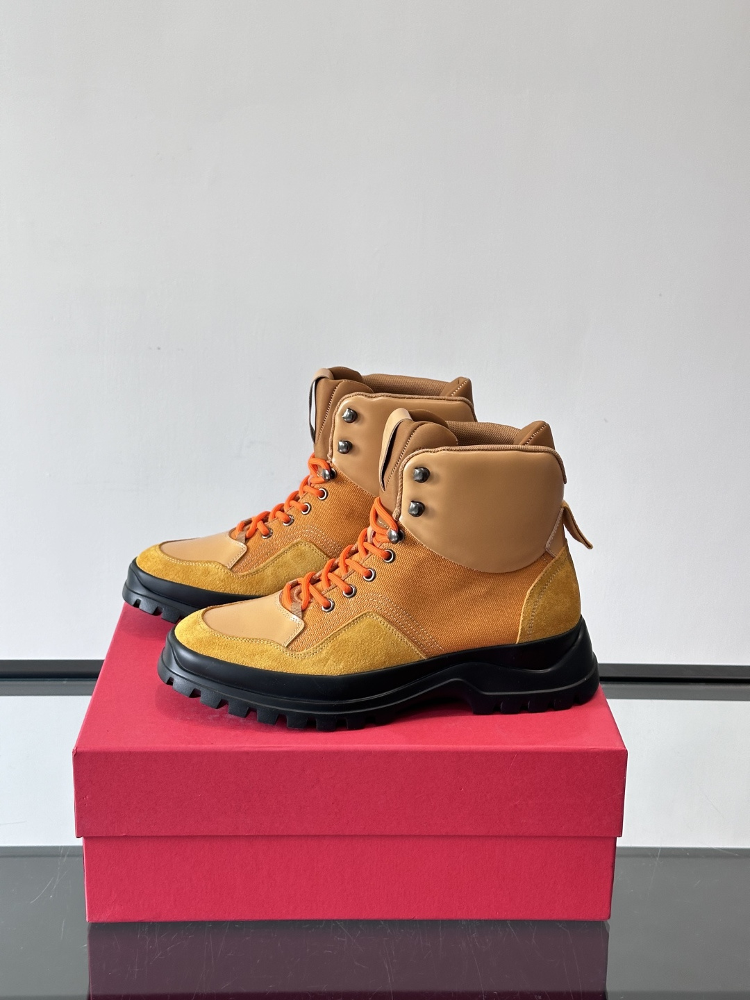 Ferragamo这款厚底系带短靴，麂皮+织物拼接，质感细腻又透气，黑色橡胶厚底耐磨抓地力强，户外日常都