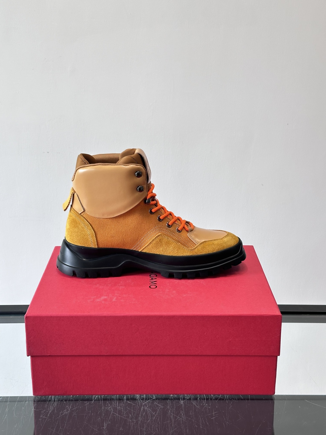 Ferragamo这款厚底系带短靴，麂皮+织物拼接，质感细腻又透气，黑色橡胶厚底耐磨抓地力强，户外日常都