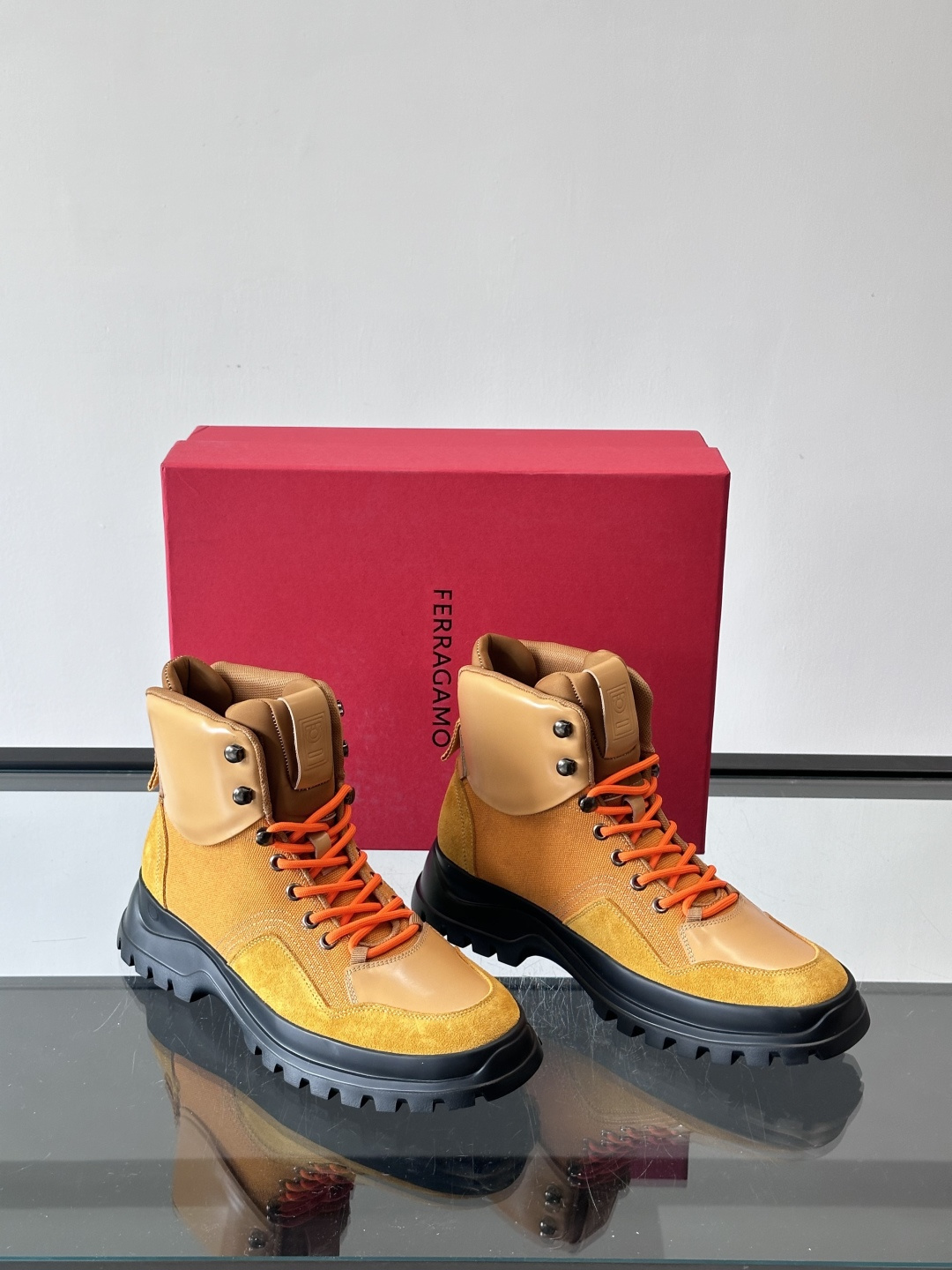 Ferragamo这款厚底系带短靴，麂皮+织物拼接，质感细腻又透气，黑色橡胶厚底耐磨抓地力强，户外日常都