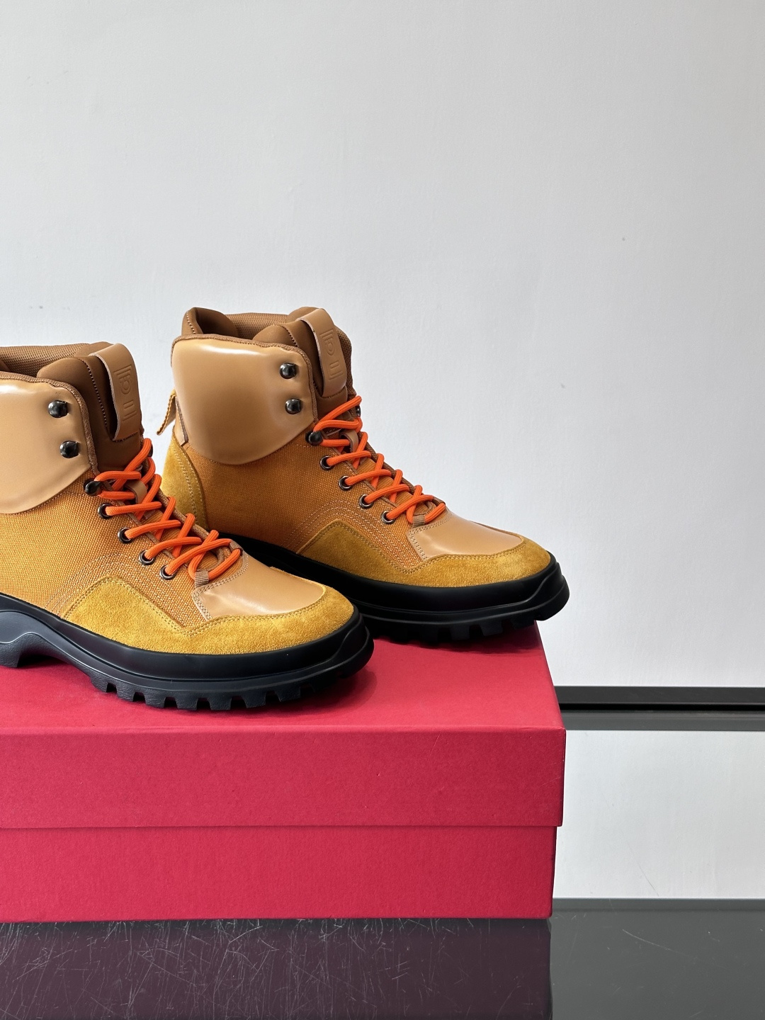 Ferragamo这款厚底系带短靴，麂皮+织物拼接，质感细腻又透气，黑色橡胶厚底耐磨抓地力强，户外日常都