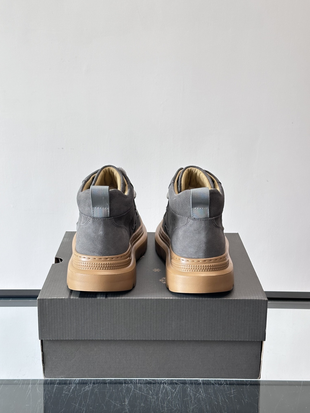 UGG麂皮厚底工装靴，复古英伦风满满，鞋面柔软细腻，手工缝线超有质感。厚底橡胶设计，增高约3cm，防滑耐