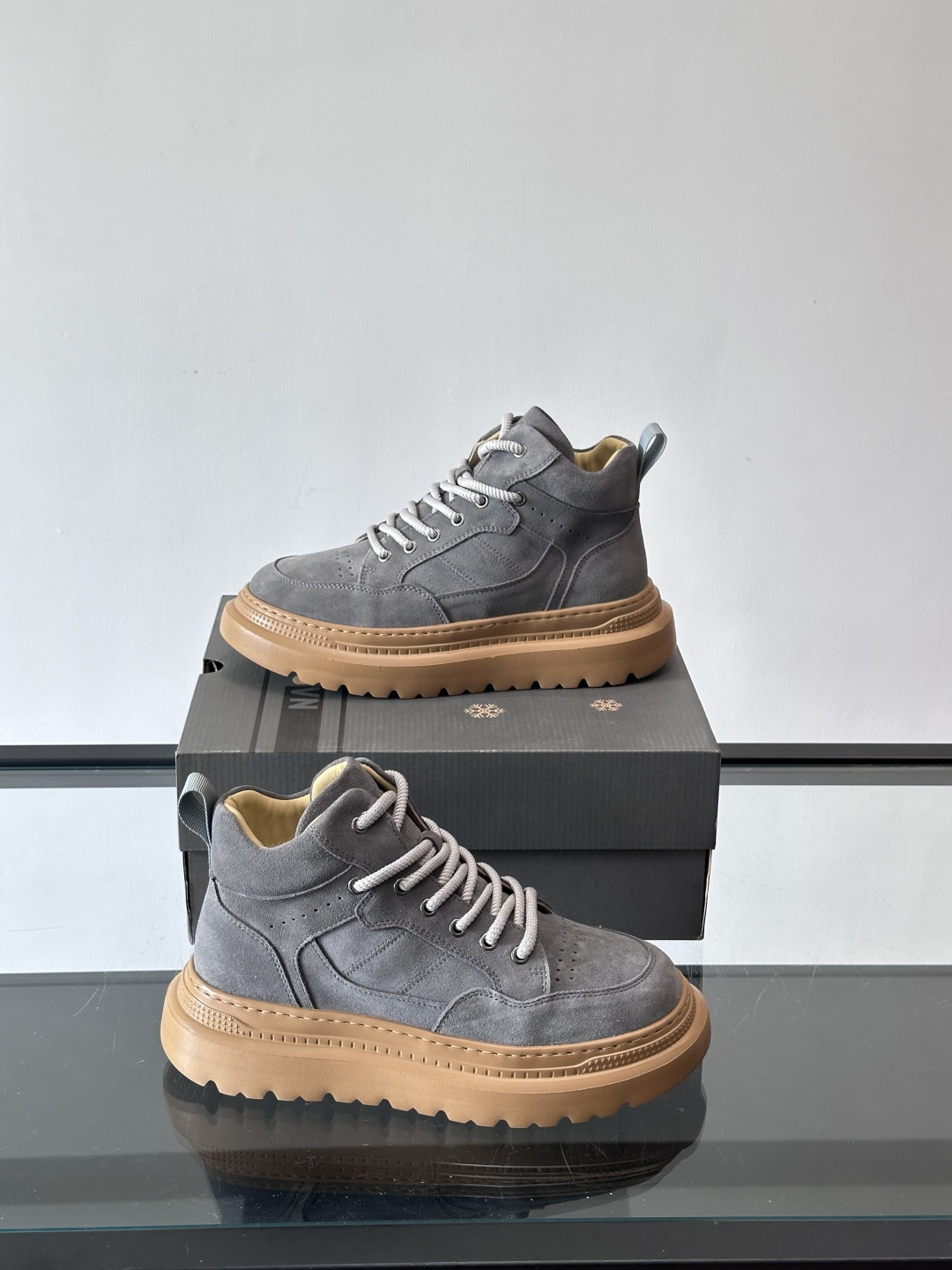 UGG麂皮厚底工装靴，复古英伦风满满，鞋面柔软细腻，手工缝线超有质感。厚底橡胶设计，增高约3cm，防滑耐