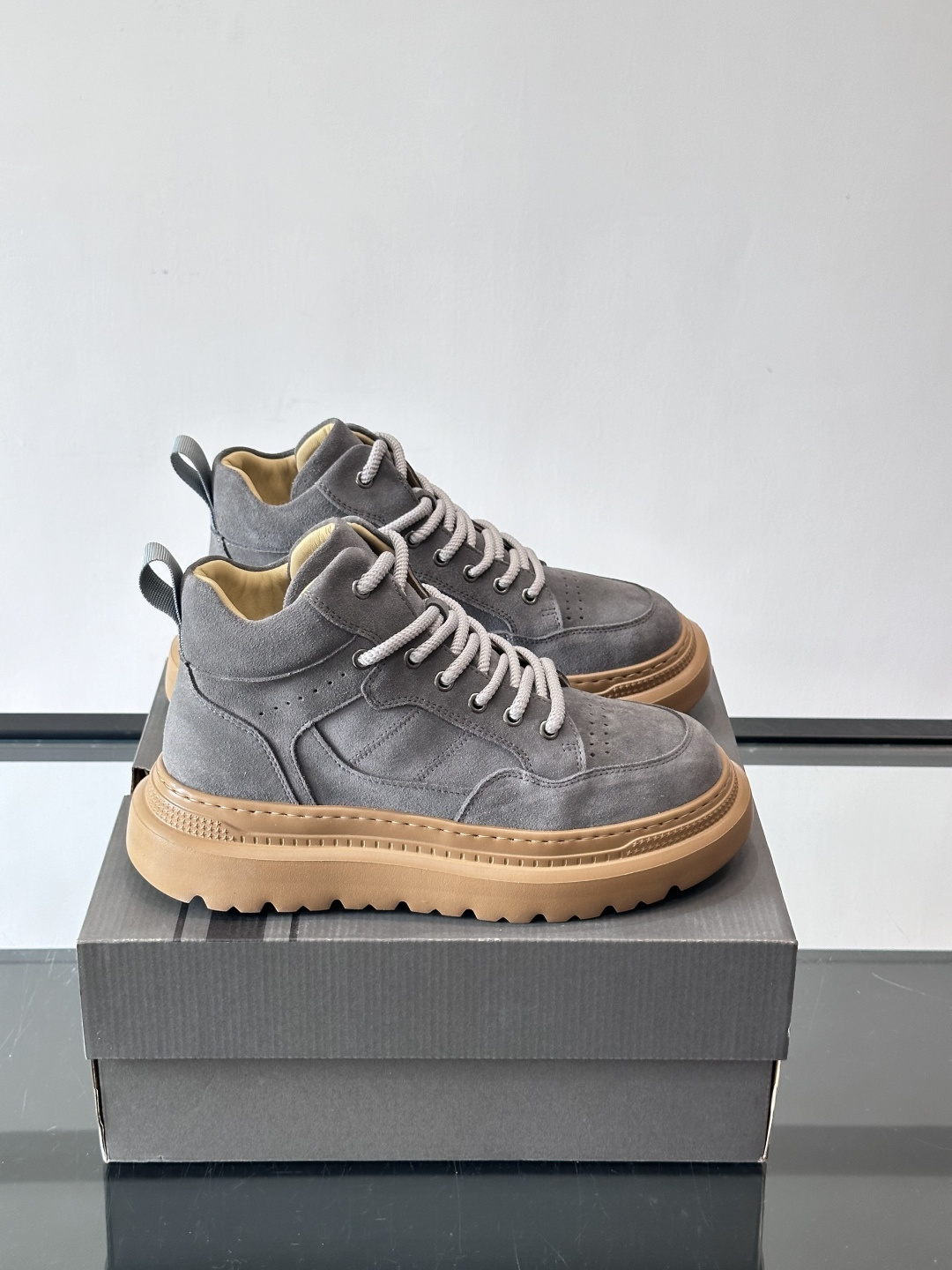 UGG麂皮厚底工装靴，复古英伦风满满，鞋面柔软细腻，手工缝线超有质感。厚底橡胶设计，增高约3cm，防滑耐