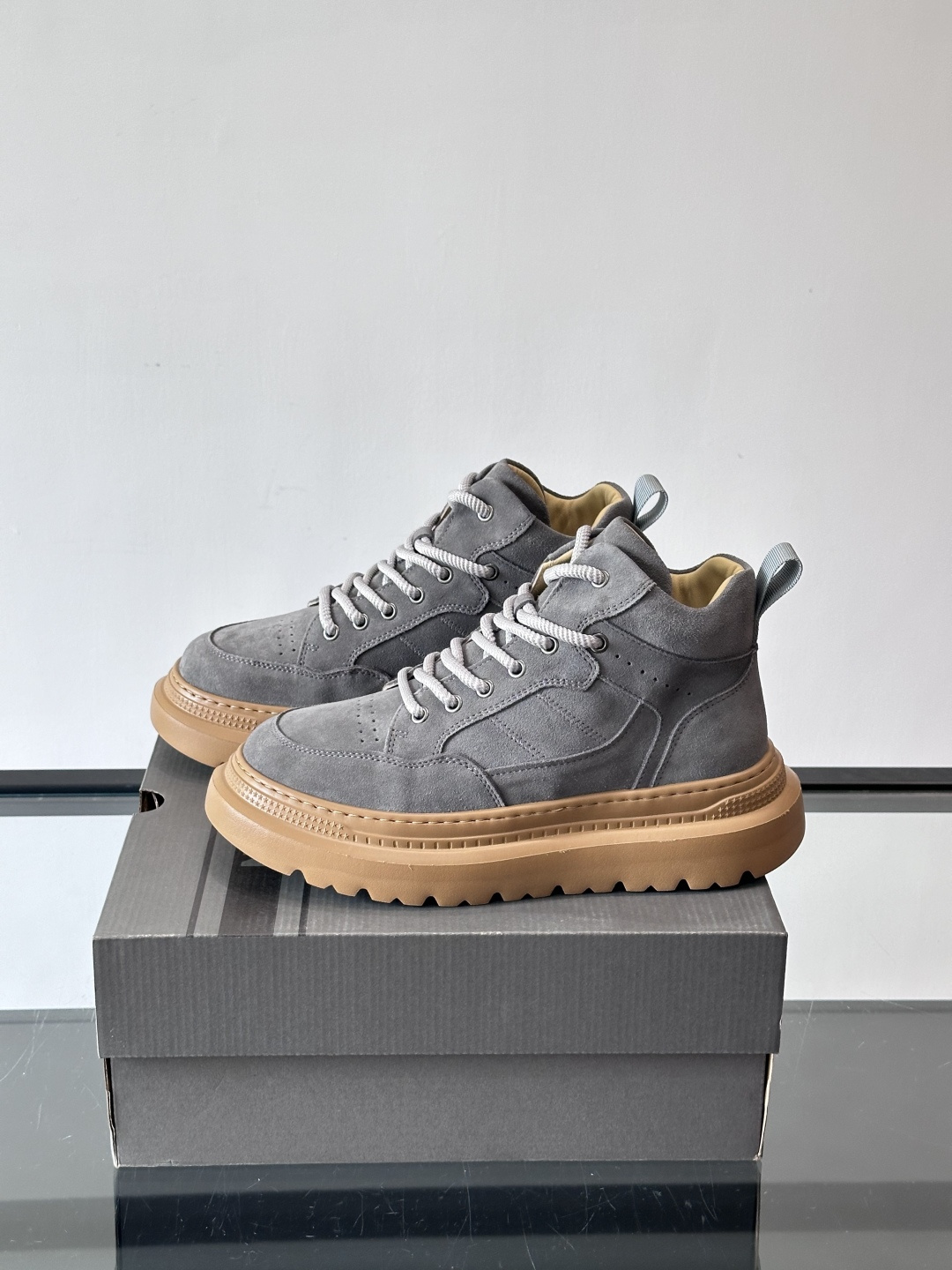 UGG麂皮厚底工装靴，复古英伦风满满，鞋面柔软细腻，手工缝线超有质感。厚底橡胶设计，增高约3cm，防滑耐