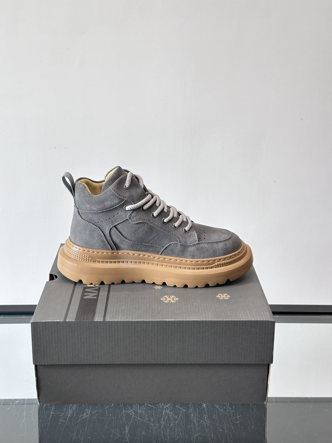 UGG麂皮厚底工装靴，复古英伦风满满，鞋面柔软细腻，手工缝线超有质感。厚底橡胶设计，增高约3cm，防滑耐