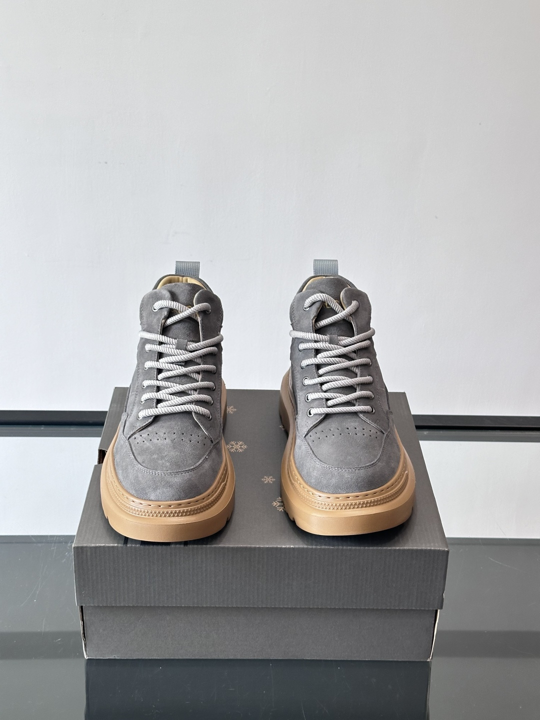 UGG麂皮厚底工装靴，复古英伦风满满，鞋面柔软细腻，手工缝线超有质感。厚底橡胶设计，增高约3cm，防滑耐