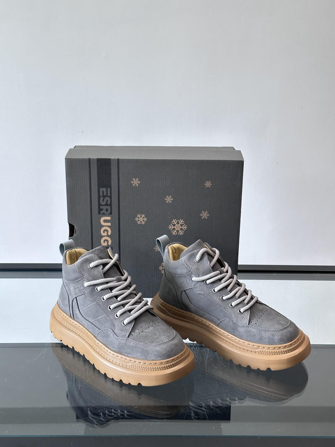 UGG麂皮厚底工装靴，复古英伦风满满，鞋面柔软细腻，手工缝线超有质感。厚底橡胶设计，增高约3cm，防滑耐