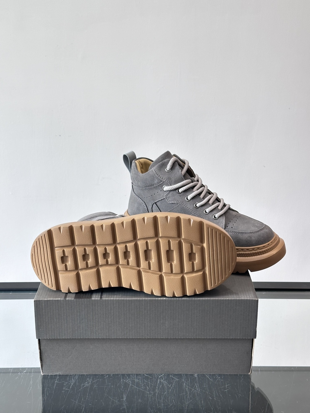 UGG麂皮厚底工装靴，复古英伦风满满，鞋面柔软细腻，手工缝线超有质感。厚底橡胶设计，增高约3cm，防滑耐