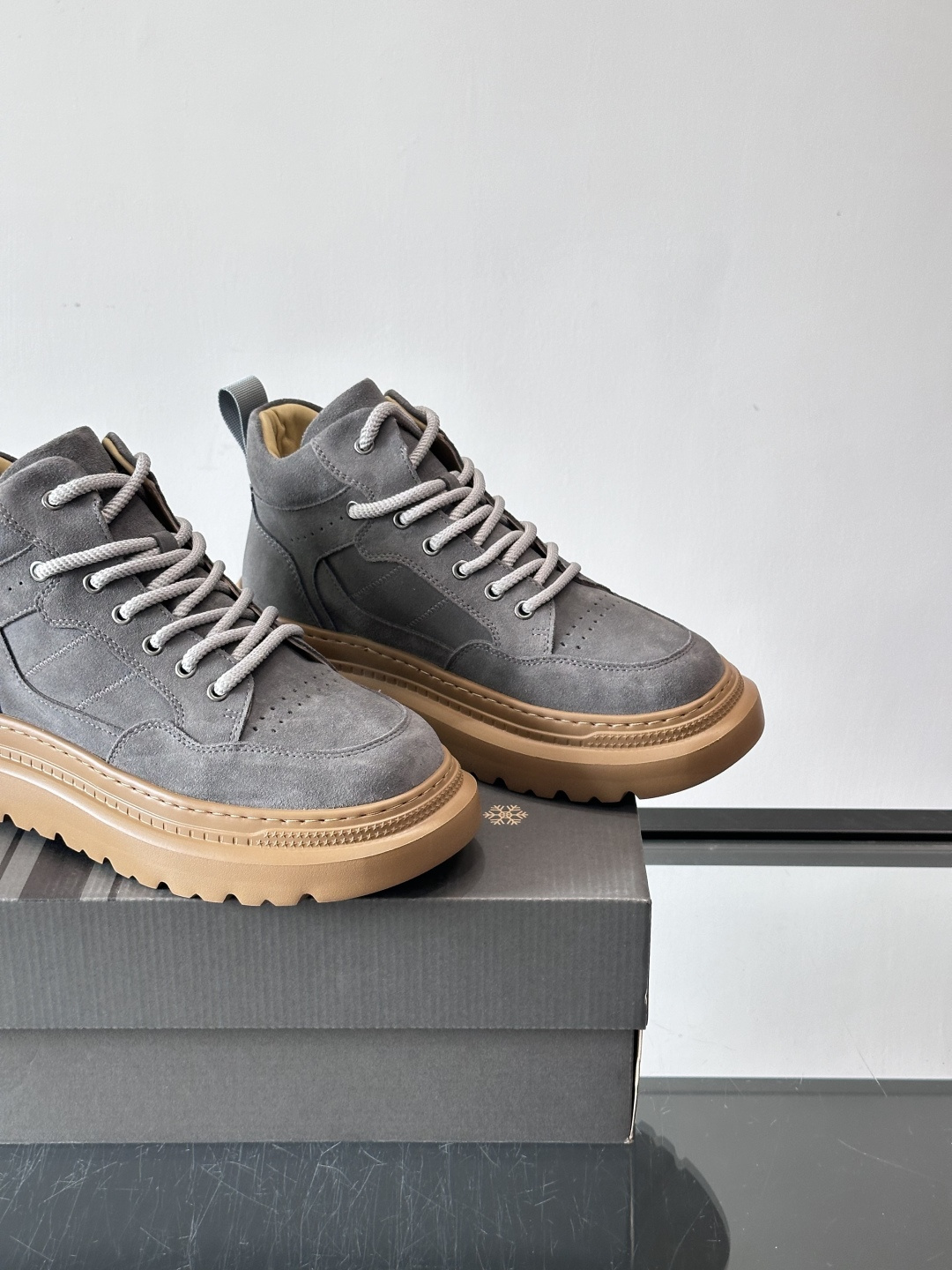 UGG麂皮厚底工装靴，复古英伦风满满，鞋面柔软细腻，手工缝线超有质感。厚底橡胶设计，增高约3cm，防滑耐