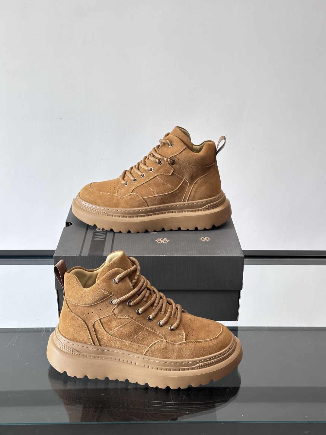 UGG麂皮厚底工装靴，复古英伦风满满，鞋面柔软细腻，手工缝线超有质感。厚底橡胶设计，增高约3cm，防滑耐