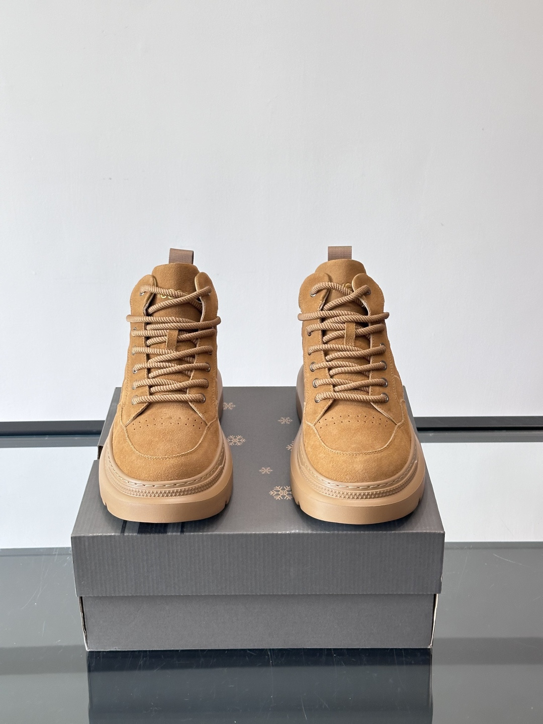 UGG麂皮厚底工装靴，复古英伦风满满，鞋面柔软细腻，手工缝线超有质感。厚底橡胶设计，增高约3cm，防滑耐