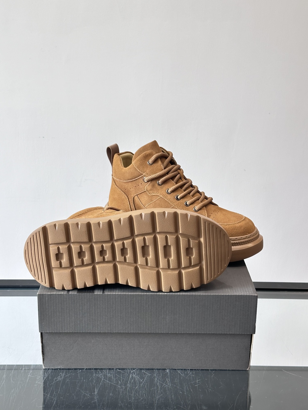 UGG麂皮厚底工装靴，复古英伦风满满，鞋面柔软细腻，手工缝线超有质感。厚底橡胶设计，增高约3cm，防滑耐