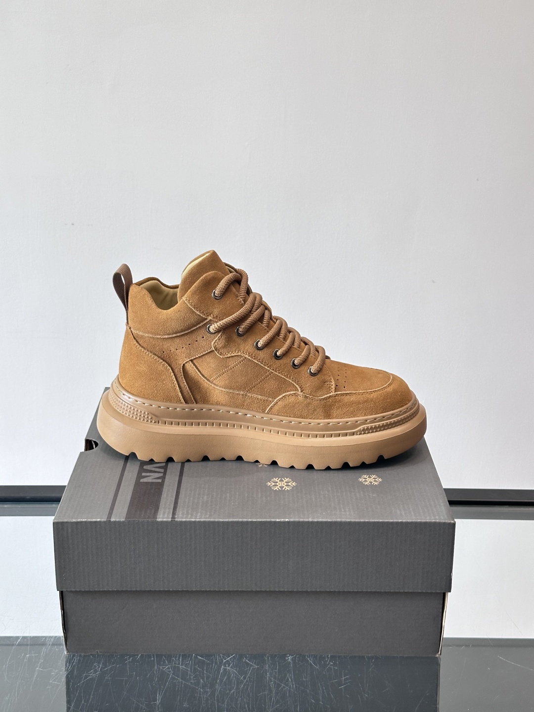 UGG麂皮厚底工装靴，复古英伦风满满，鞋面柔软细腻，手工缝线超有质感。厚底橡胶设计，增高约3cm，防滑耐