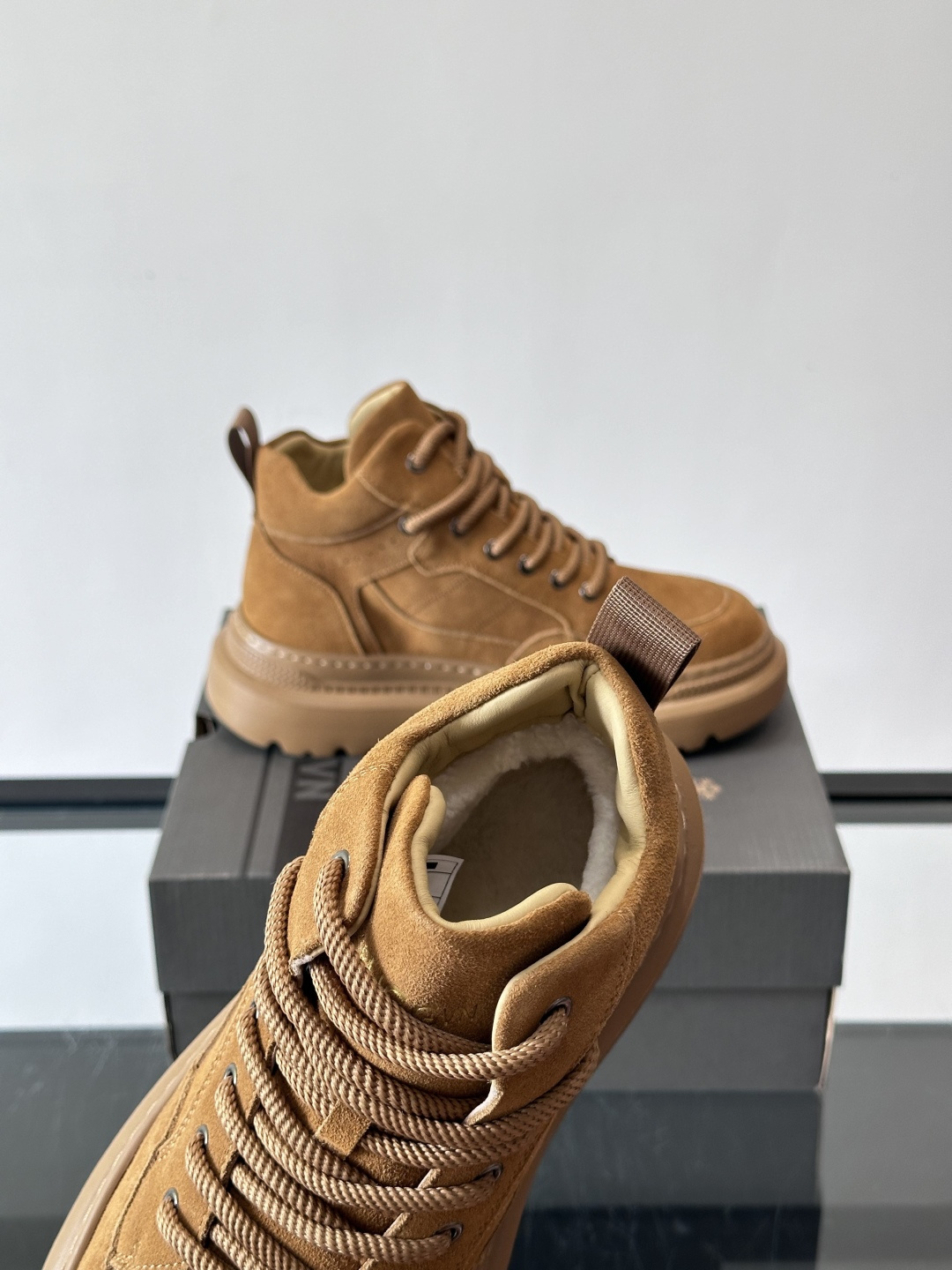 UGG麂皮厚底工装靴，复古英伦风满满，鞋面柔软细腻，手工缝线超有质感。厚底橡胶设计，增高约3cm，防滑耐