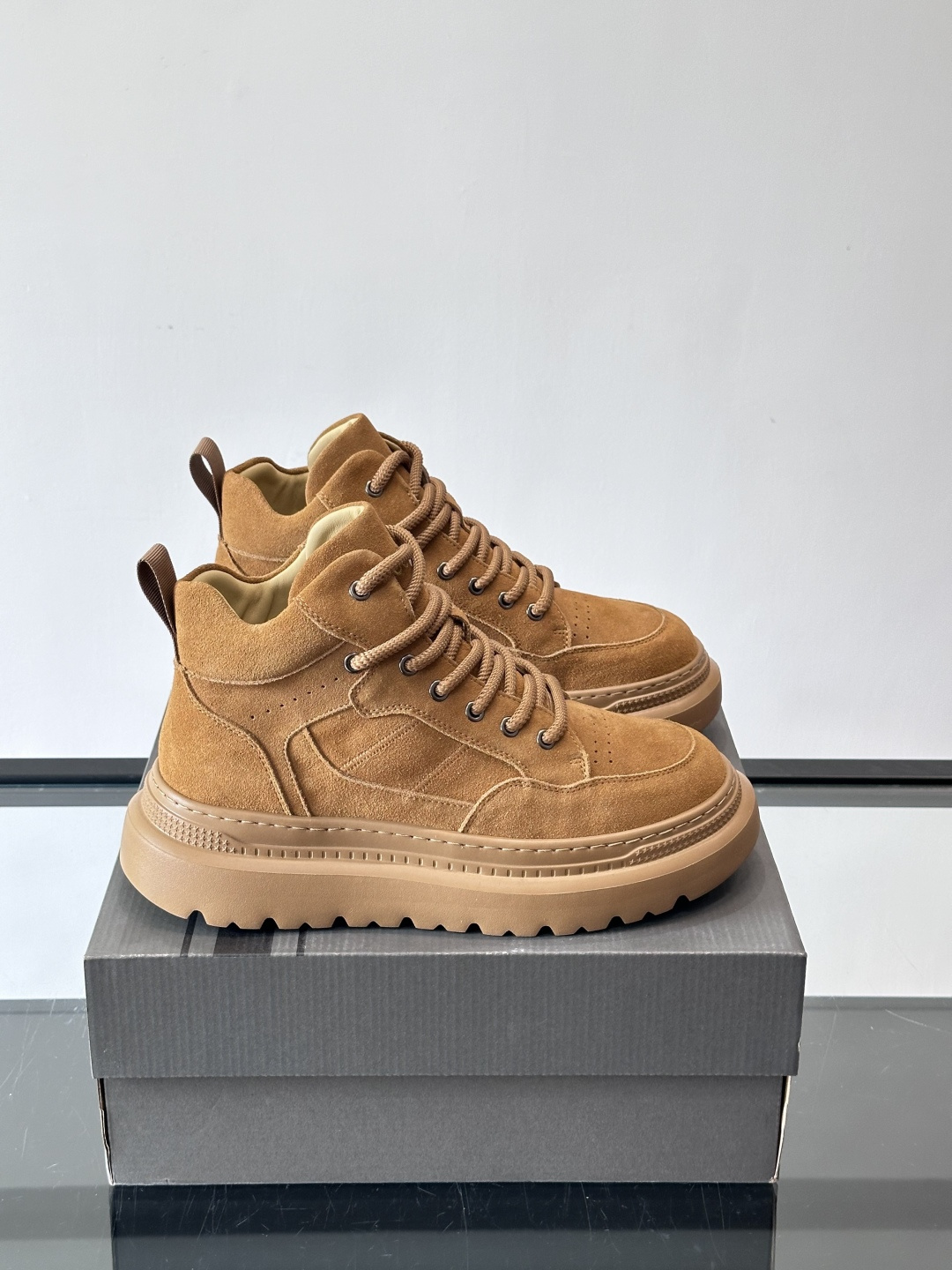 UGG麂皮厚底工装靴，复古英伦风满满，鞋面柔软细腻，手工缝线超有质感。厚底橡胶设计，增高约3cm，防滑耐