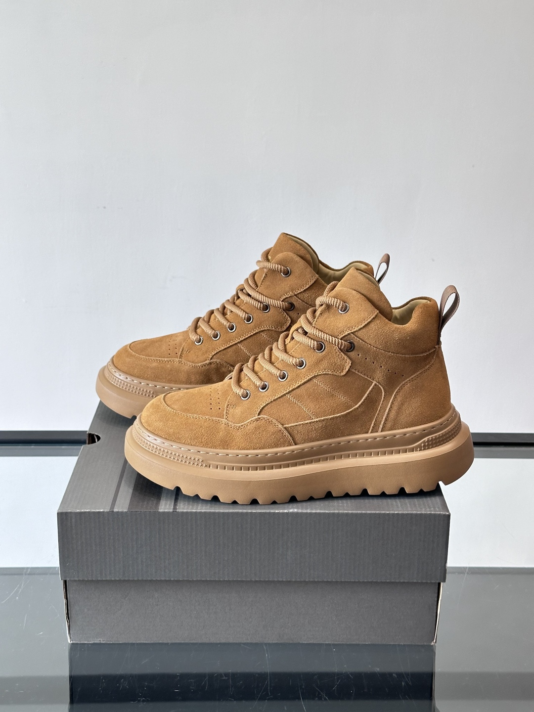 UGG麂皮厚底工装靴，复古英伦风满满，鞋面柔软细腻，手工缝线超有质感。厚底橡胶设计，增高约3cm，防滑耐