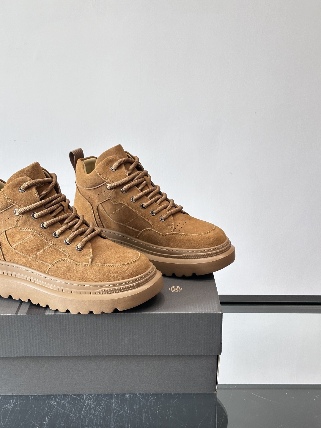 UGG麂皮厚底工装靴，复古英伦风满满，鞋面柔软细腻，手工缝线超有质感。厚底橡胶设计，增高约3cm，防滑耐