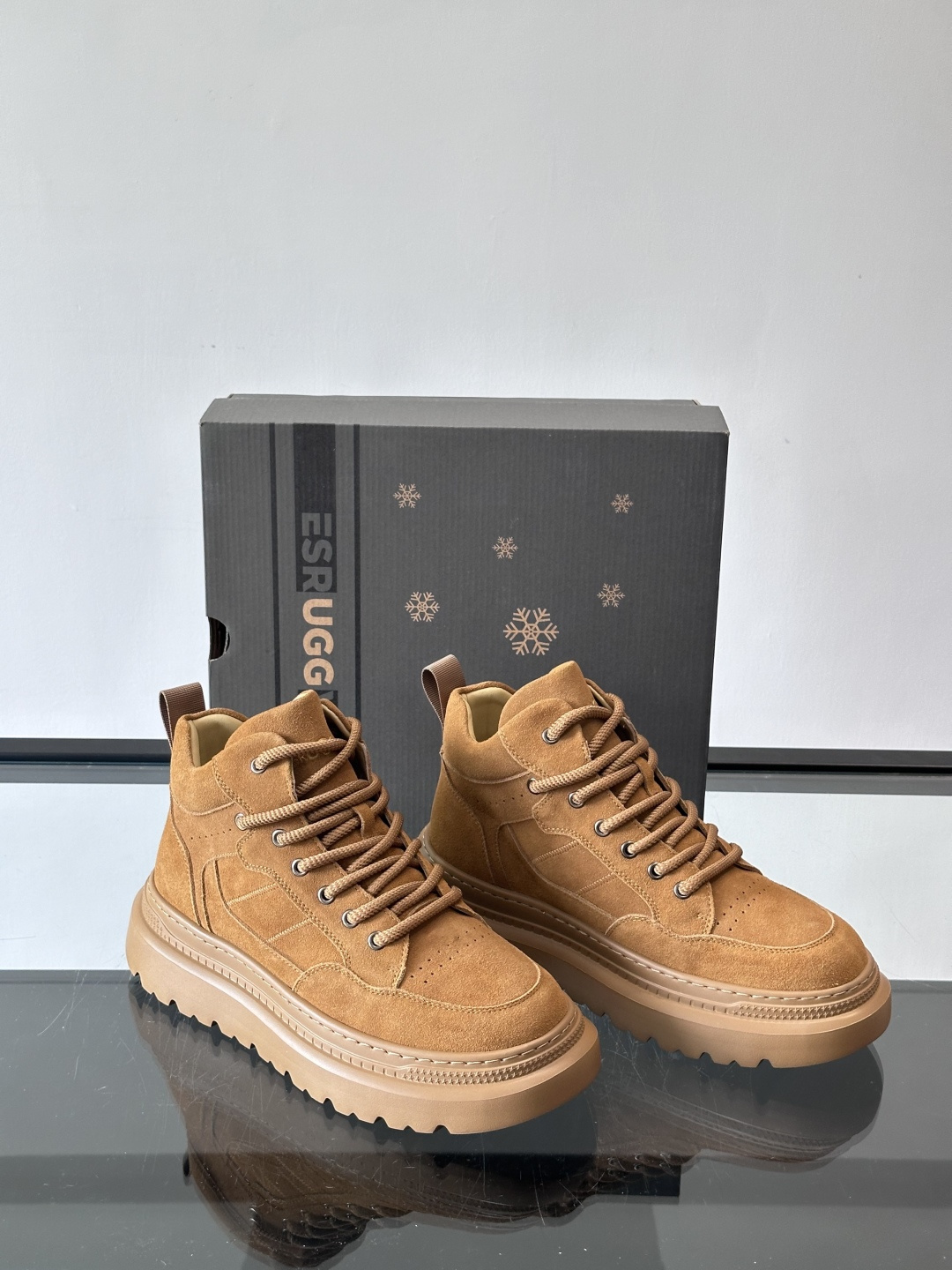 UGG麂皮厚底工装靴，复古英伦风满满，鞋面柔软细腻，手工缝线超有质感。厚底橡胶设计，增高约3cm，防滑耐