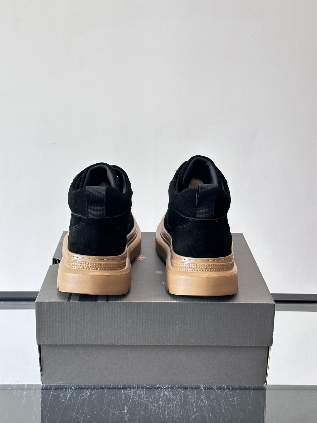 UGG麂皮厚底工装靴，复古英伦风满满，鞋面柔软细腻，手工缝线超有质感。厚底橡胶设计，增高约3cm，防滑耐