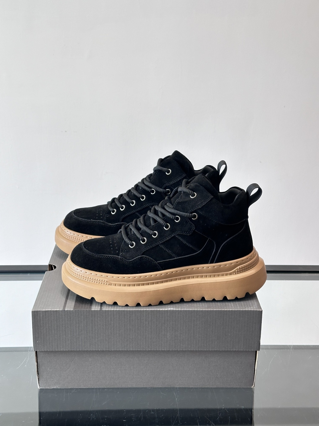 UGG麂皮厚底工装靴，复古英伦风满满，鞋面柔软细腻，手工缝线超有质感。厚底橡胶设计，增高约3cm，防滑耐