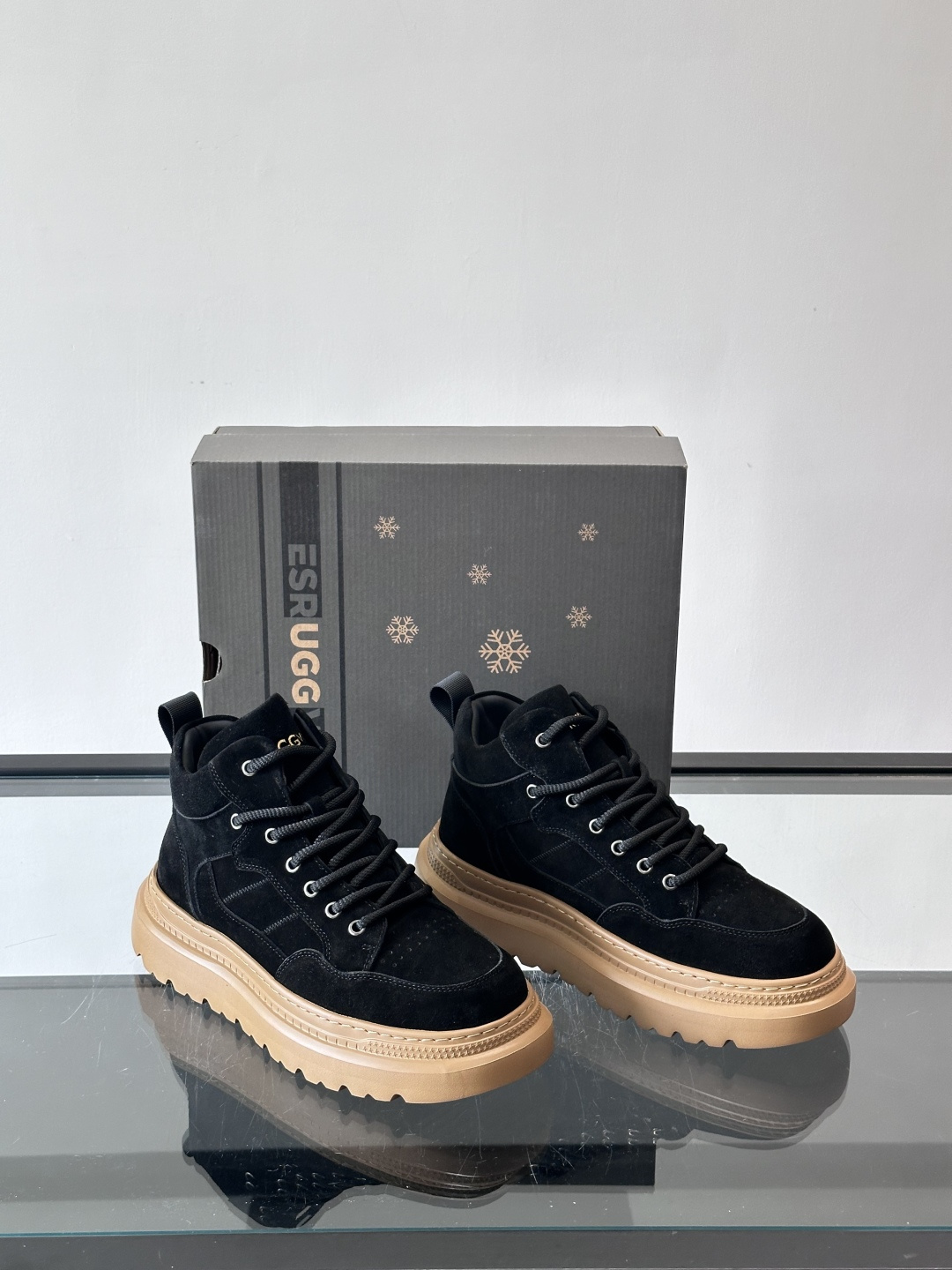 UGG麂皮厚底工装靴，复古英伦风满满，鞋面柔软细腻，手工缝线超有质感。厚底橡胶设计，增高约3cm，防滑耐