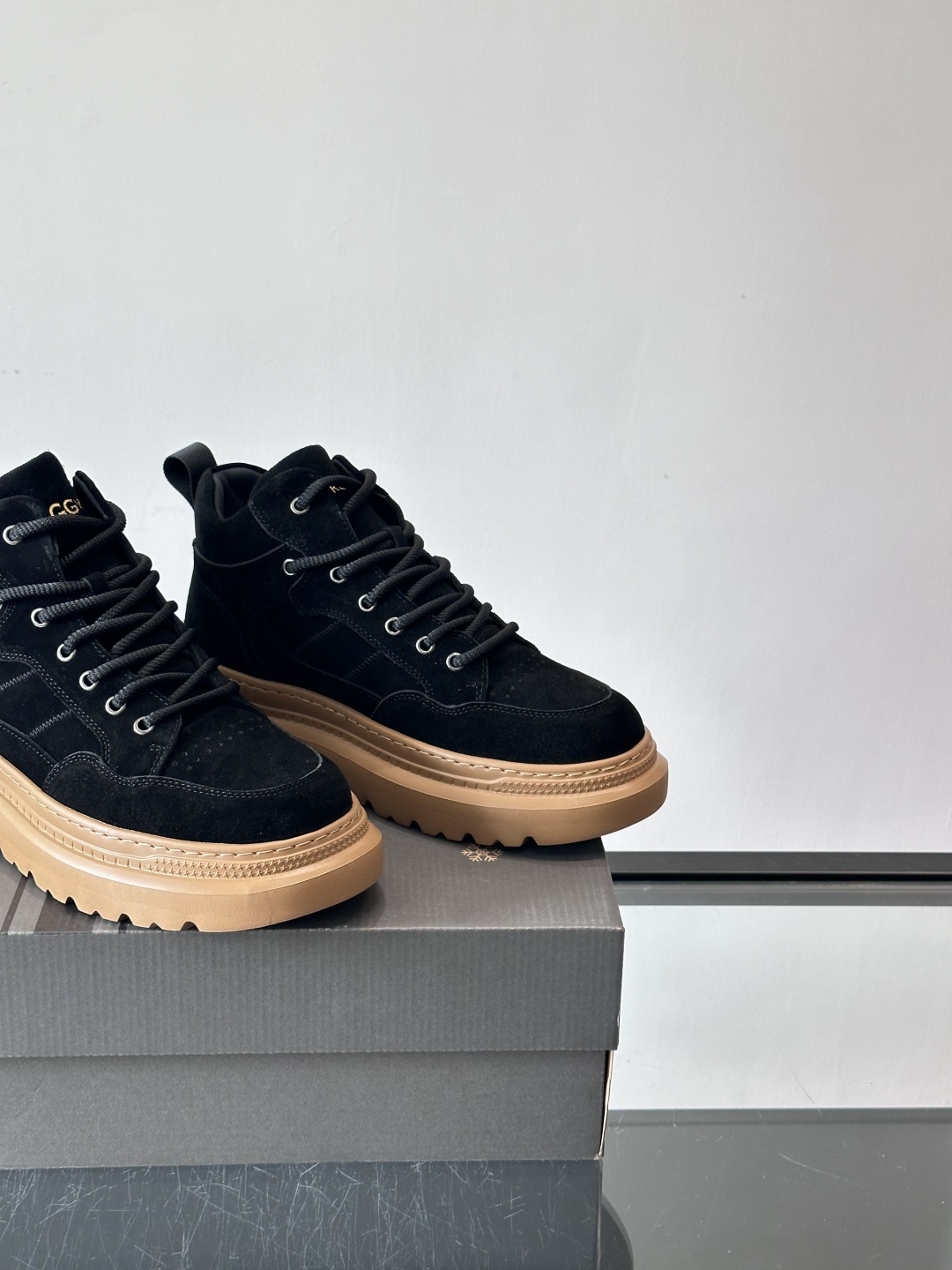 UGG麂皮厚底工装靴，复古英伦风满满，鞋面柔软细腻，手工缝线超有质感。厚底橡胶设计，增高约3cm，防滑耐