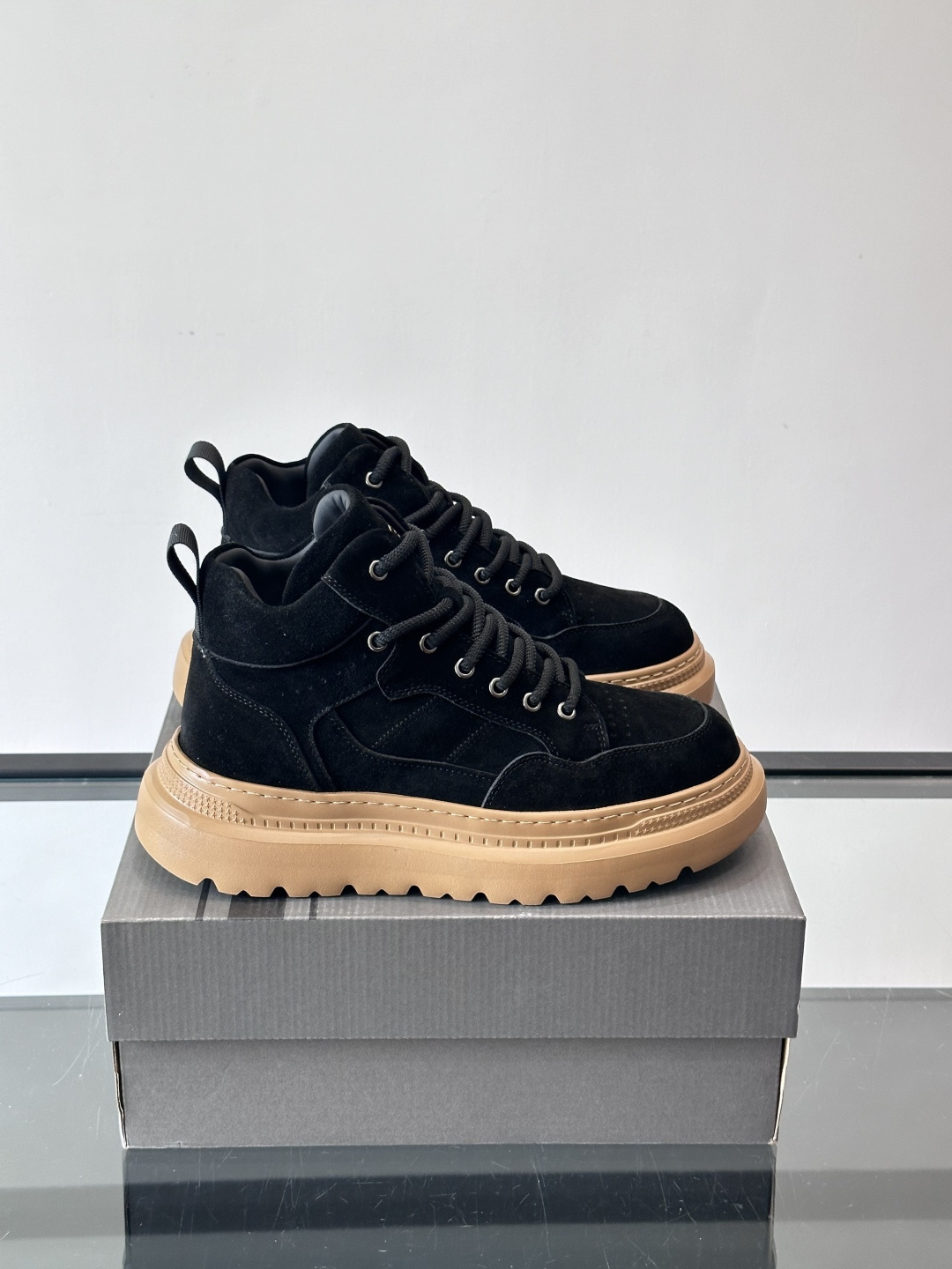 UGG麂皮厚底工装靴，复古英伦风满满，鞋面柔软细腻，手工缝线超有质感。厚底橡胶设计，增高约3cm，防滑耐