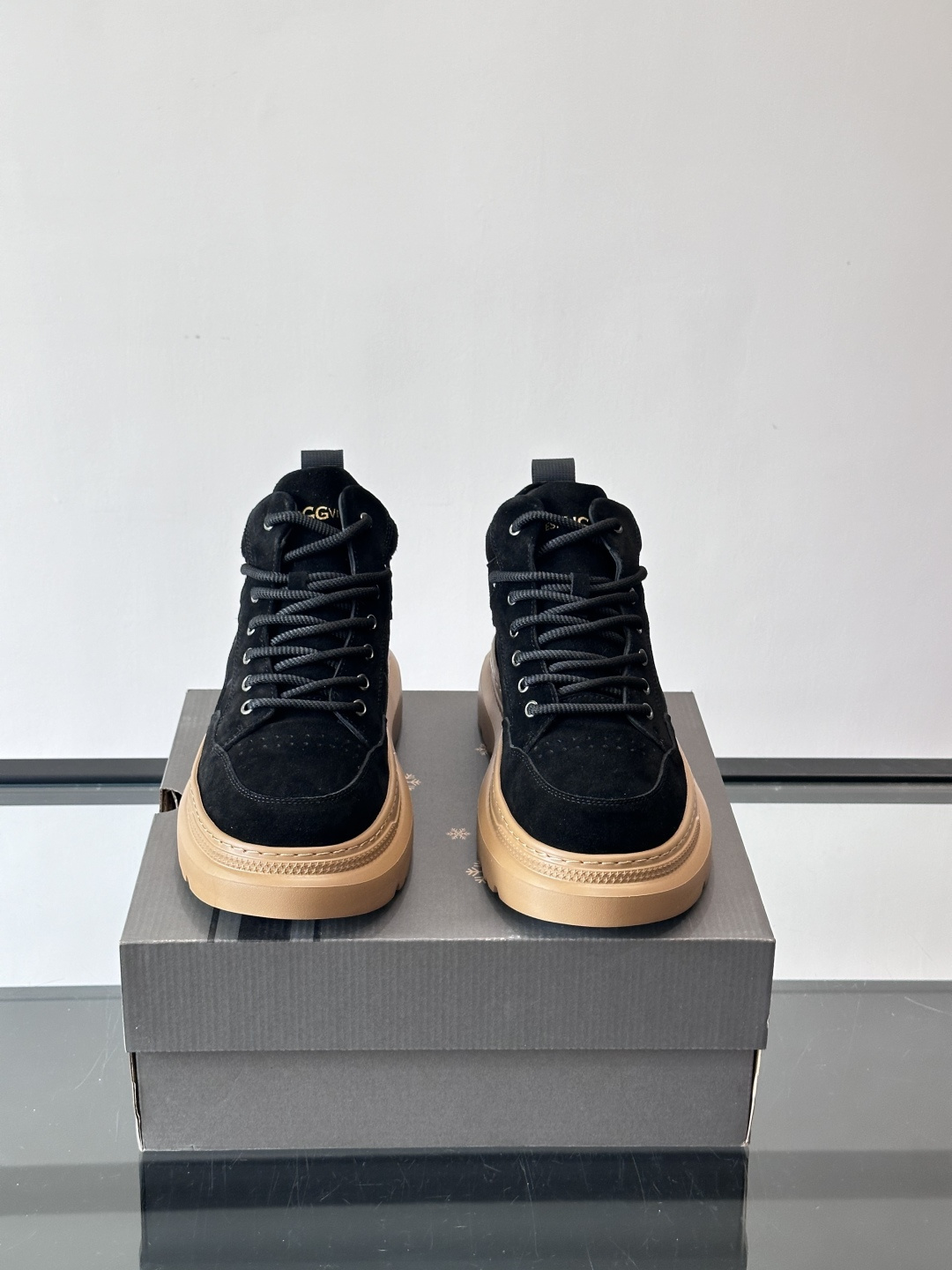 UGG麂皮厚底工装靴，复古英伦风满满，鞋面柔软细腻，手工缝线超有质感。厚底橡胶设计，增高约3cm，防滑耐